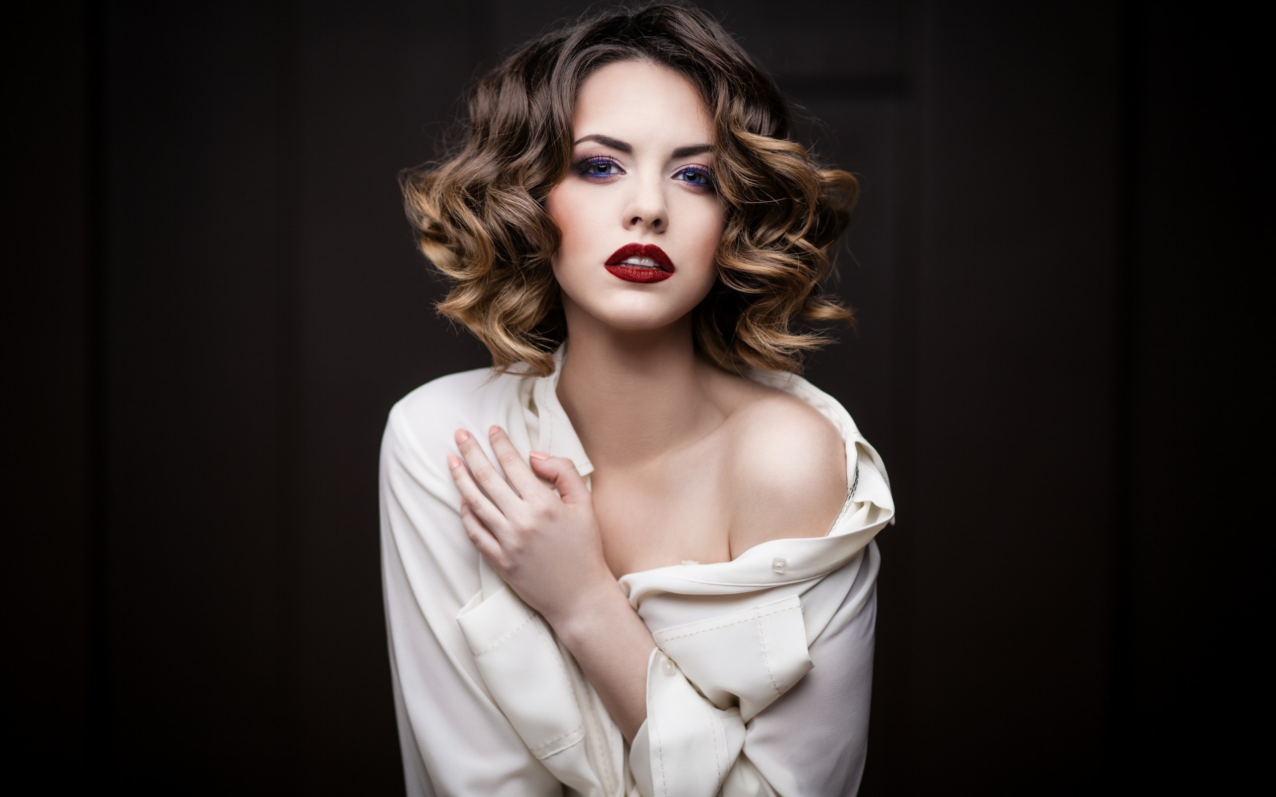 Woman with curly hair and red lipstick HD Wallpaper