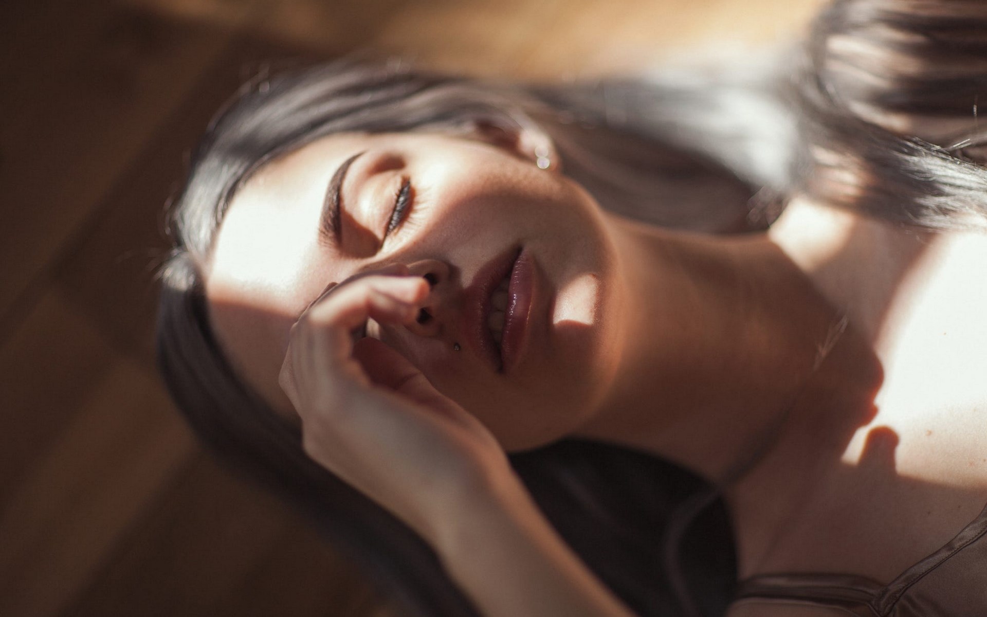 Woman lying down with sunlight on her face HD Wallpaper