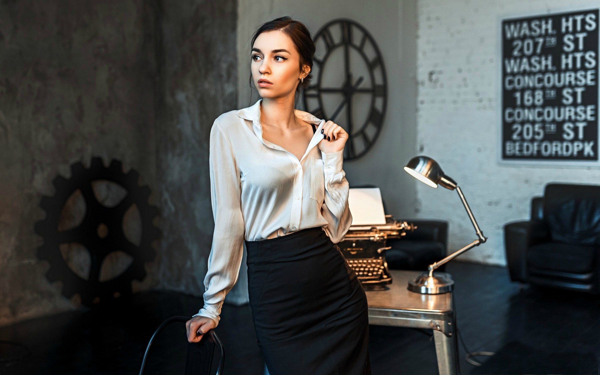 Woman in office with vintage typewriter and desk lamp HD Wallpaper