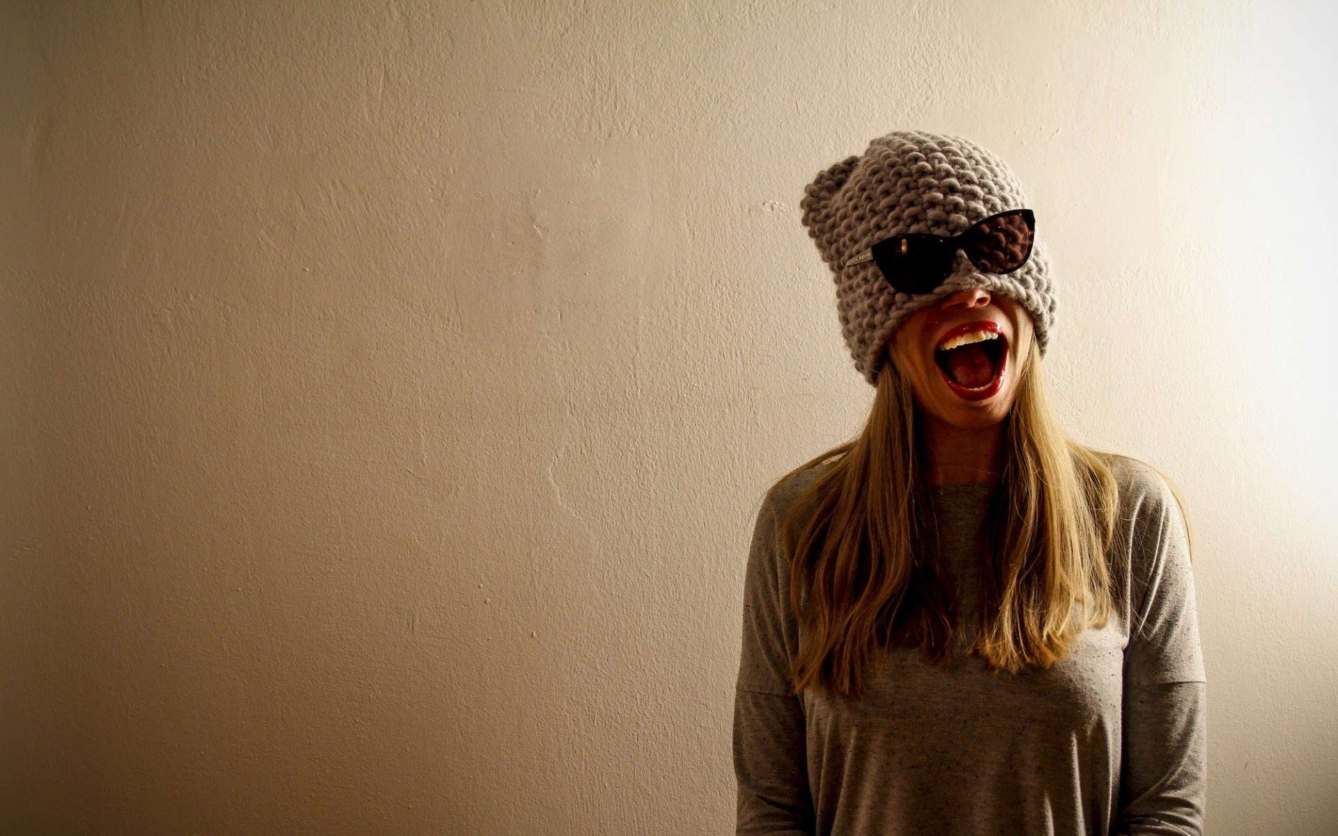 Woman wearing a beanie and sunglasses HD Wallpaper