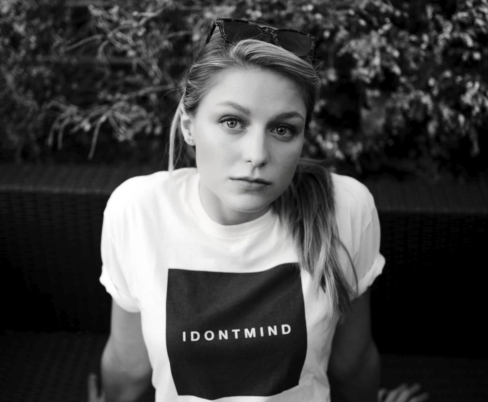 Melissa Benoist wearing a t-shirt HD Wallpaper