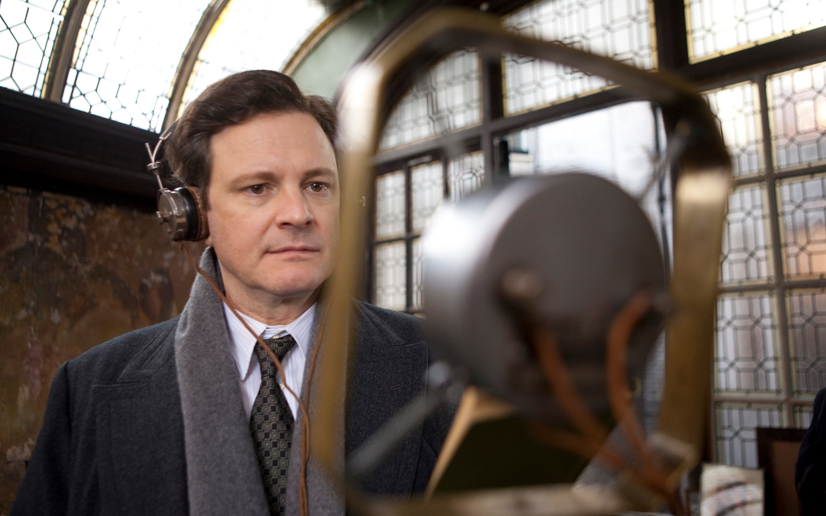 Colin Firth wearing headphones and scarf HD Wallpaper