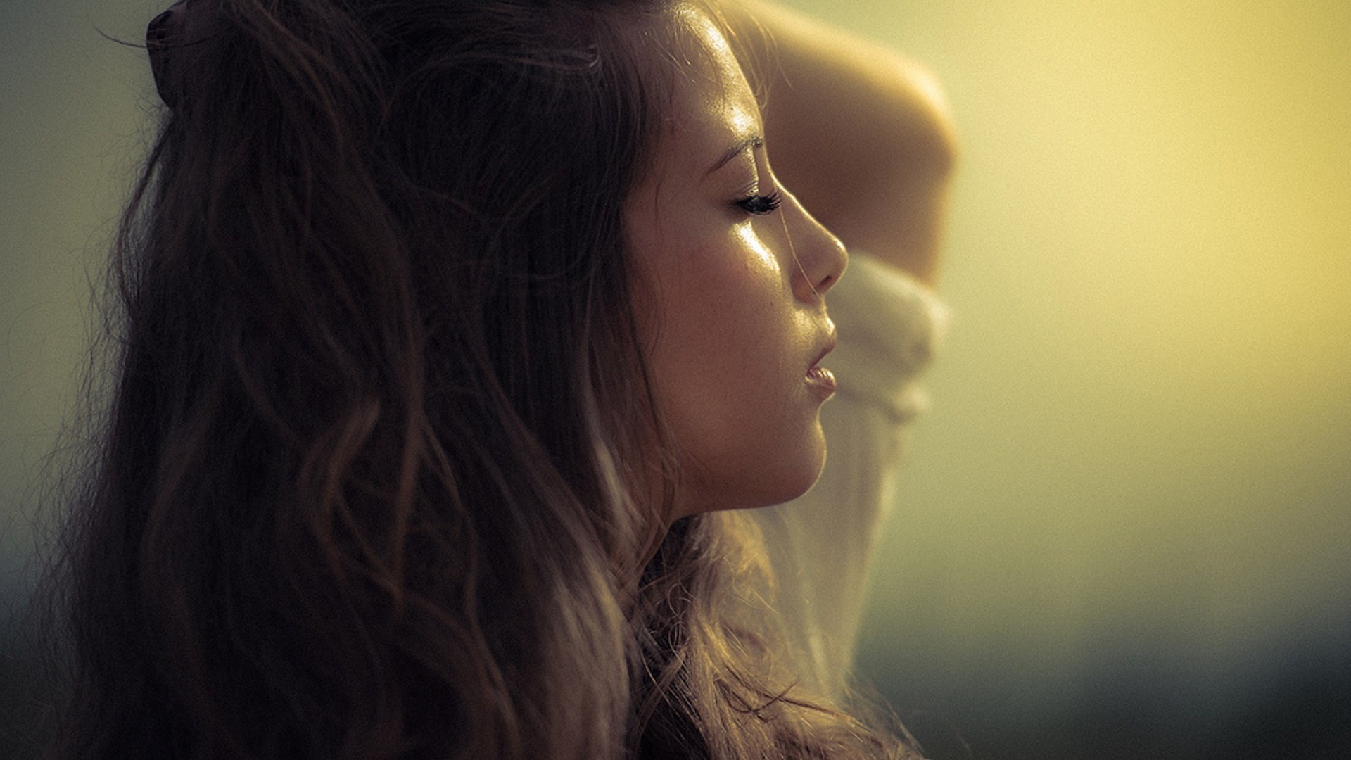 Woman with long wavy hair in profile HD Wallpaper