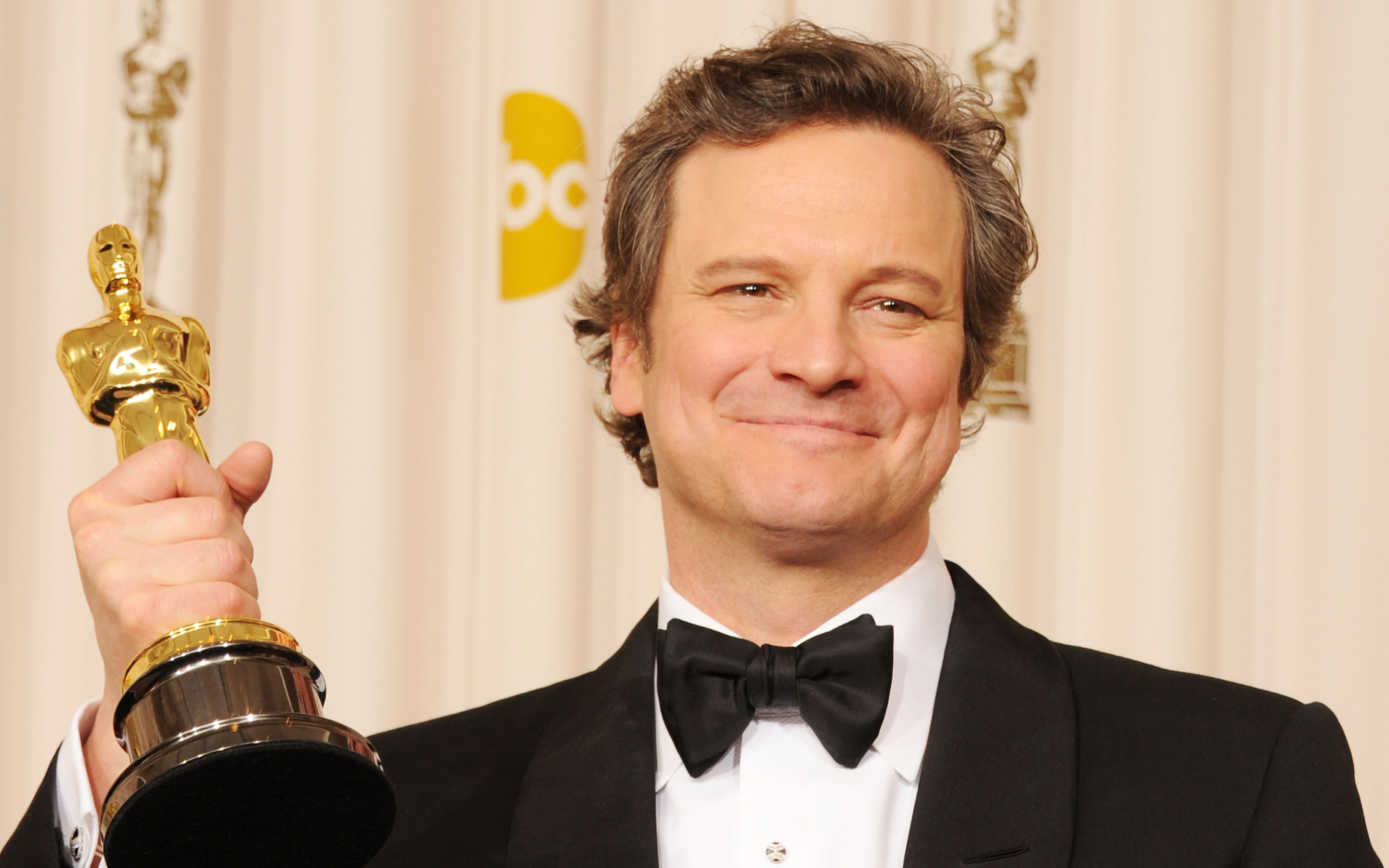 Colin Firth holding an Oscar award HD Wallpaper