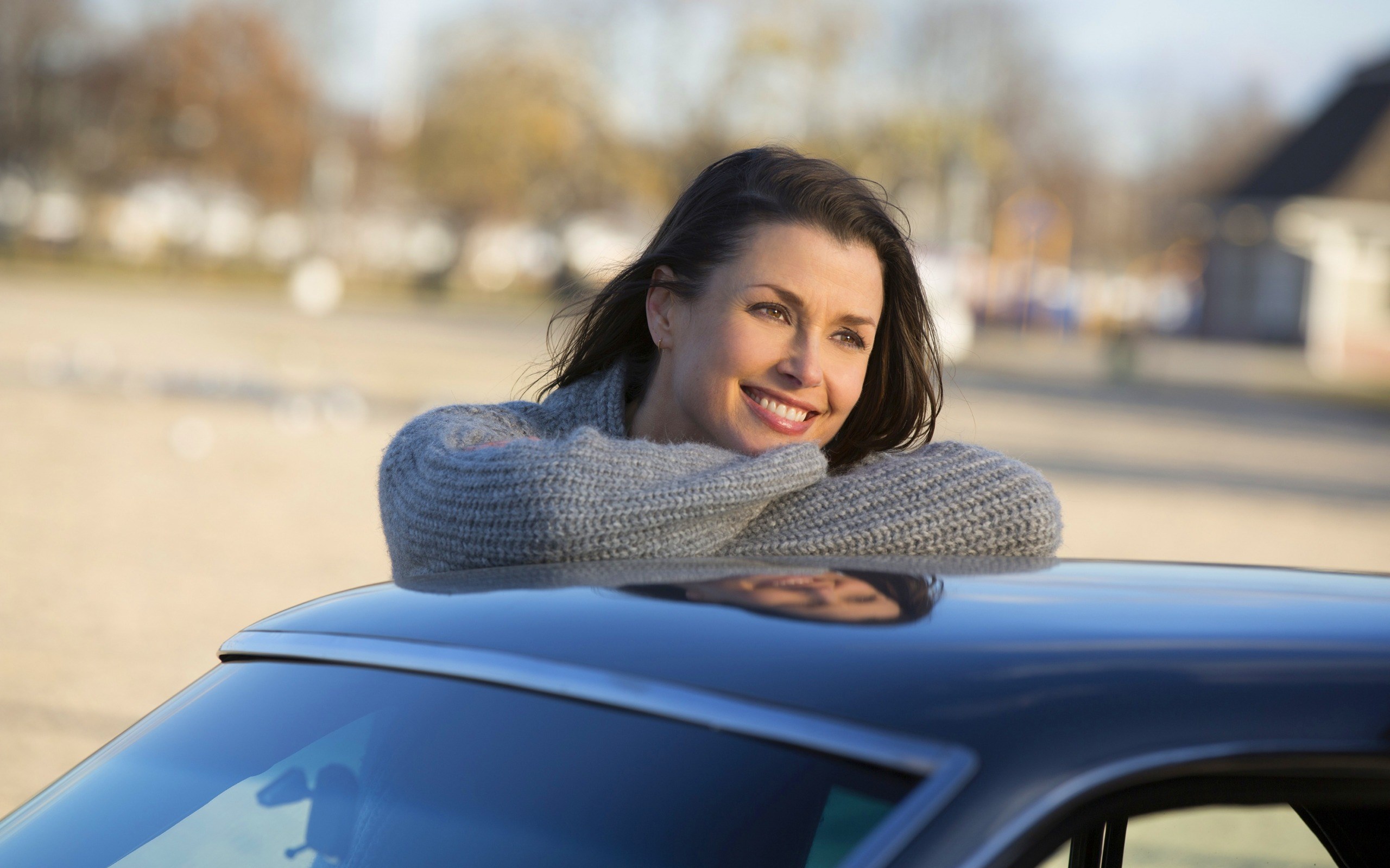 Woman leaning on a car roof HD Wallpaper