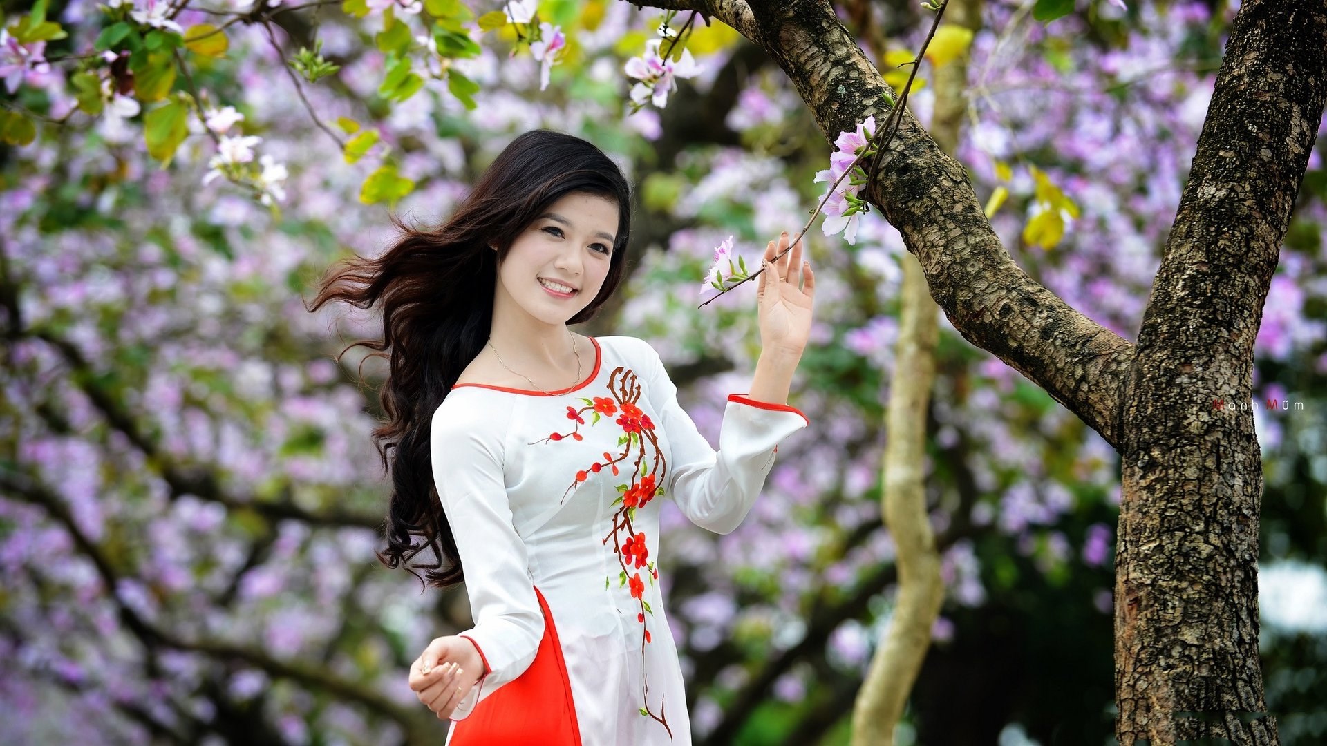 Young woman in traditional Vietnamese dress with flowers HD Wallpaper