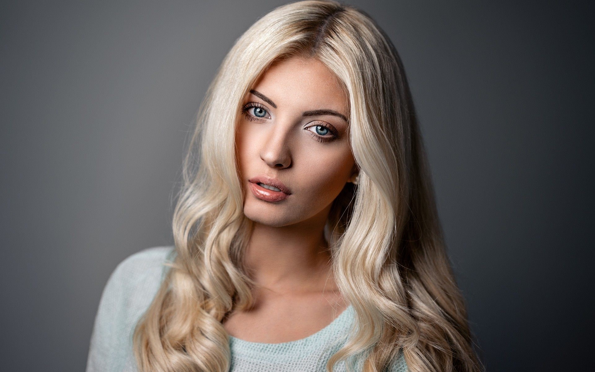 Woman with blonde wavy hair and blue eyes HD Wallpaper