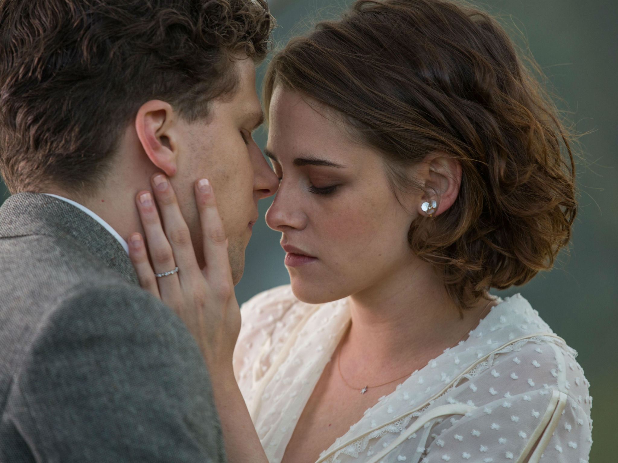 Jesse Eisenberg and Kristen Stewart close up HD Wallpaper