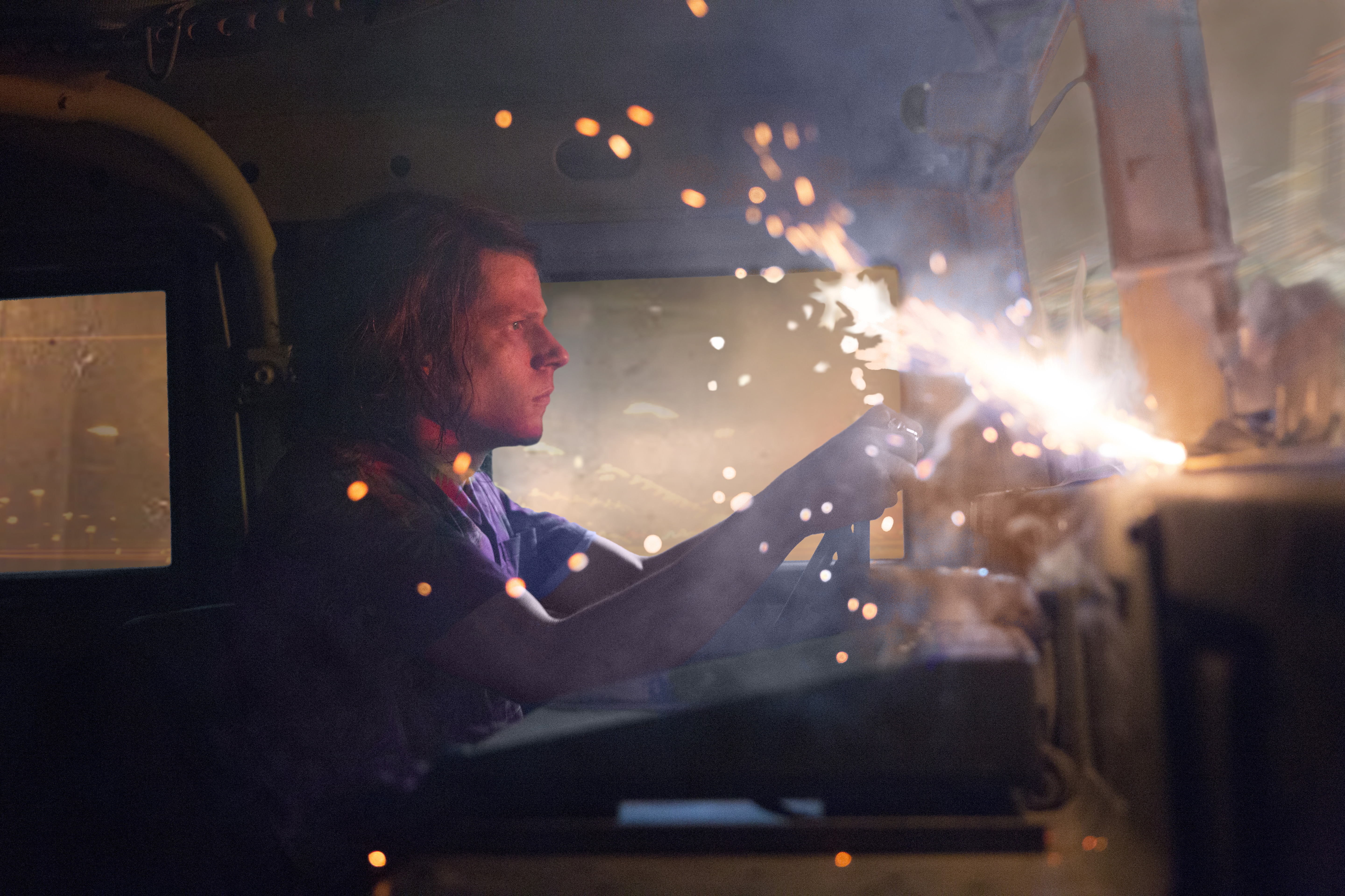 Jesse Eisenberg welding inside a vehicle HD Wallpaper