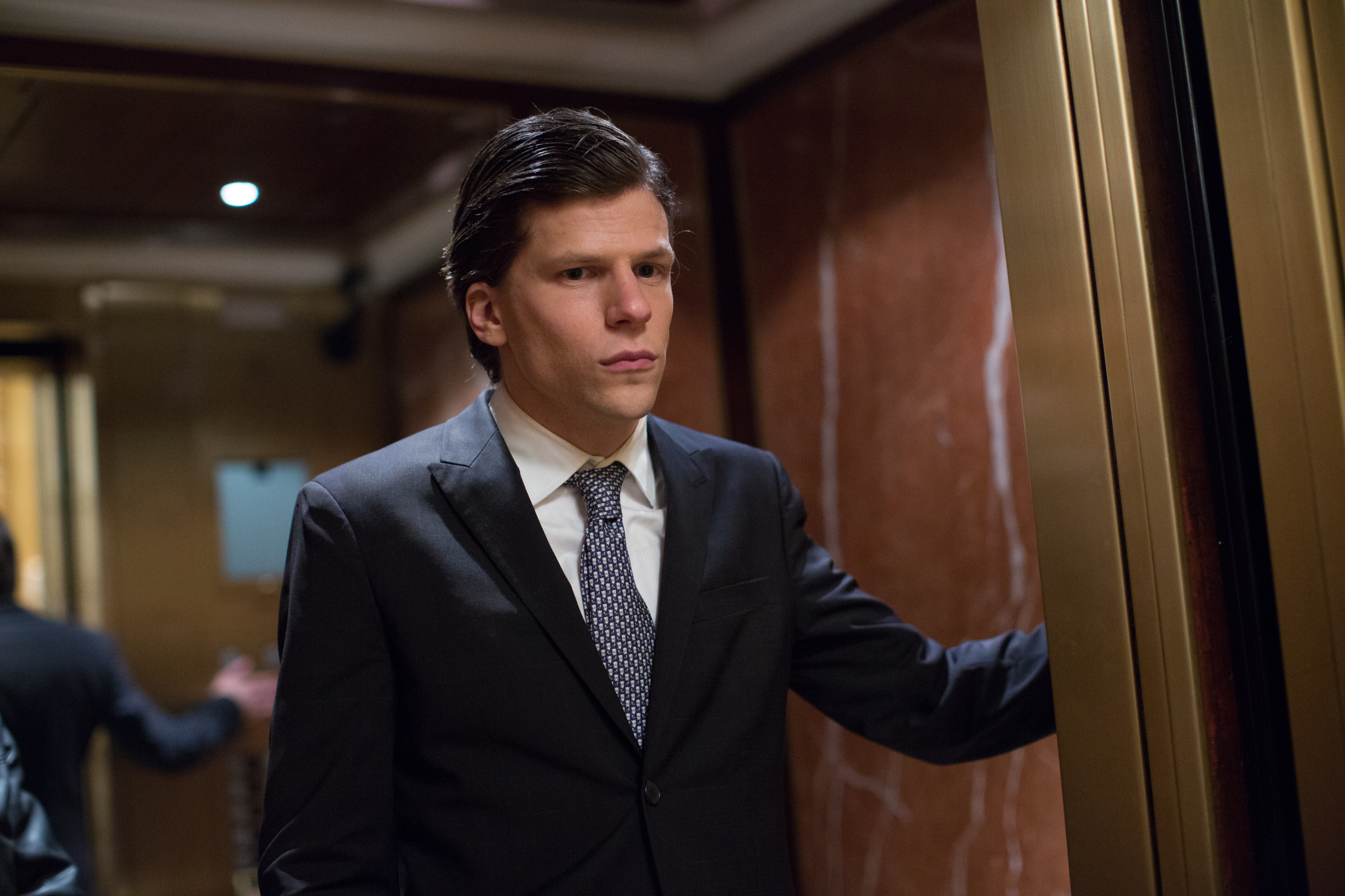 Jesse Eisenberg in a suit HD Wallpaper