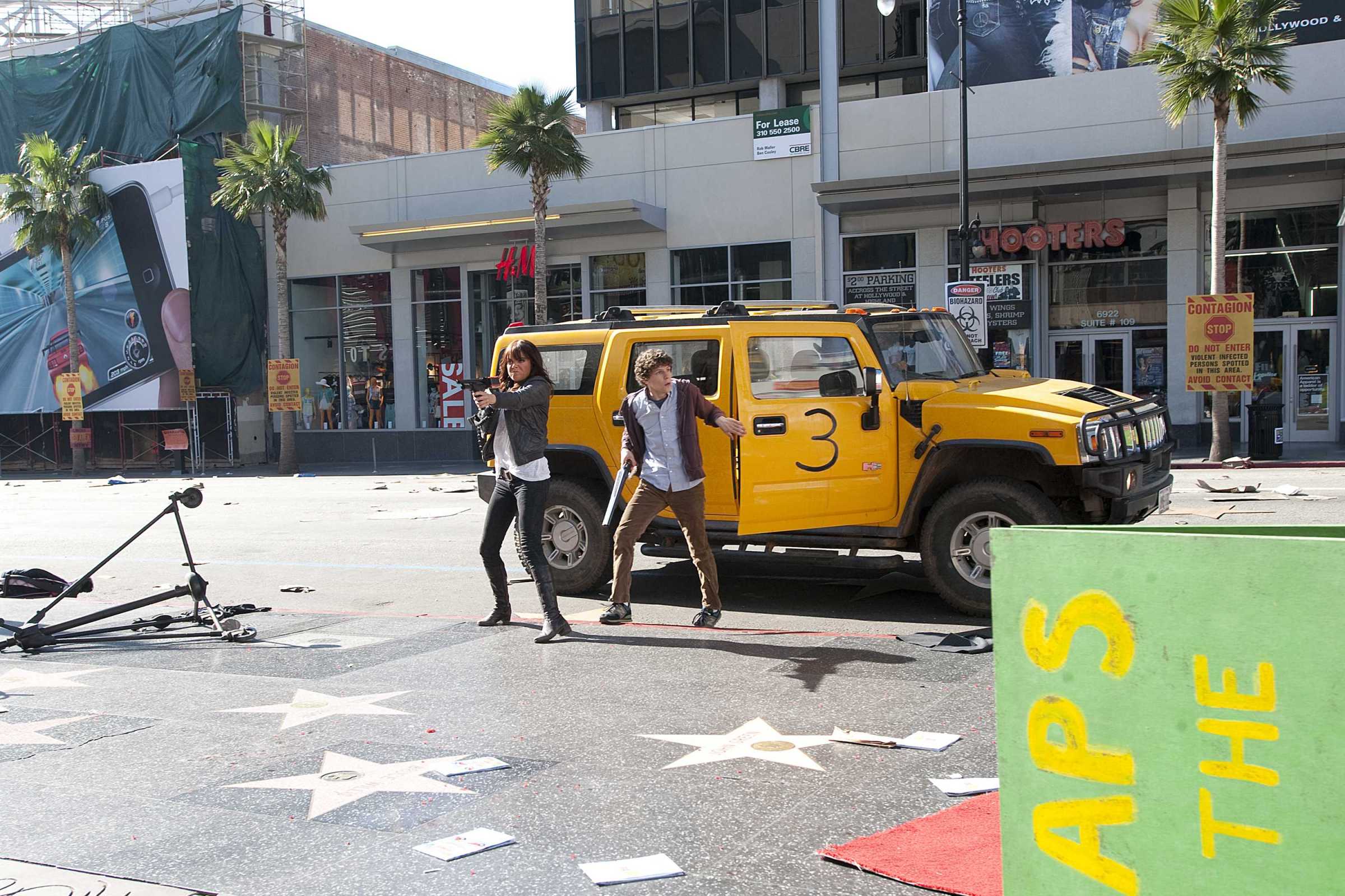 Jesse Eisenberg and Isla Fisher in a yellow Hummer HD Wallpaper