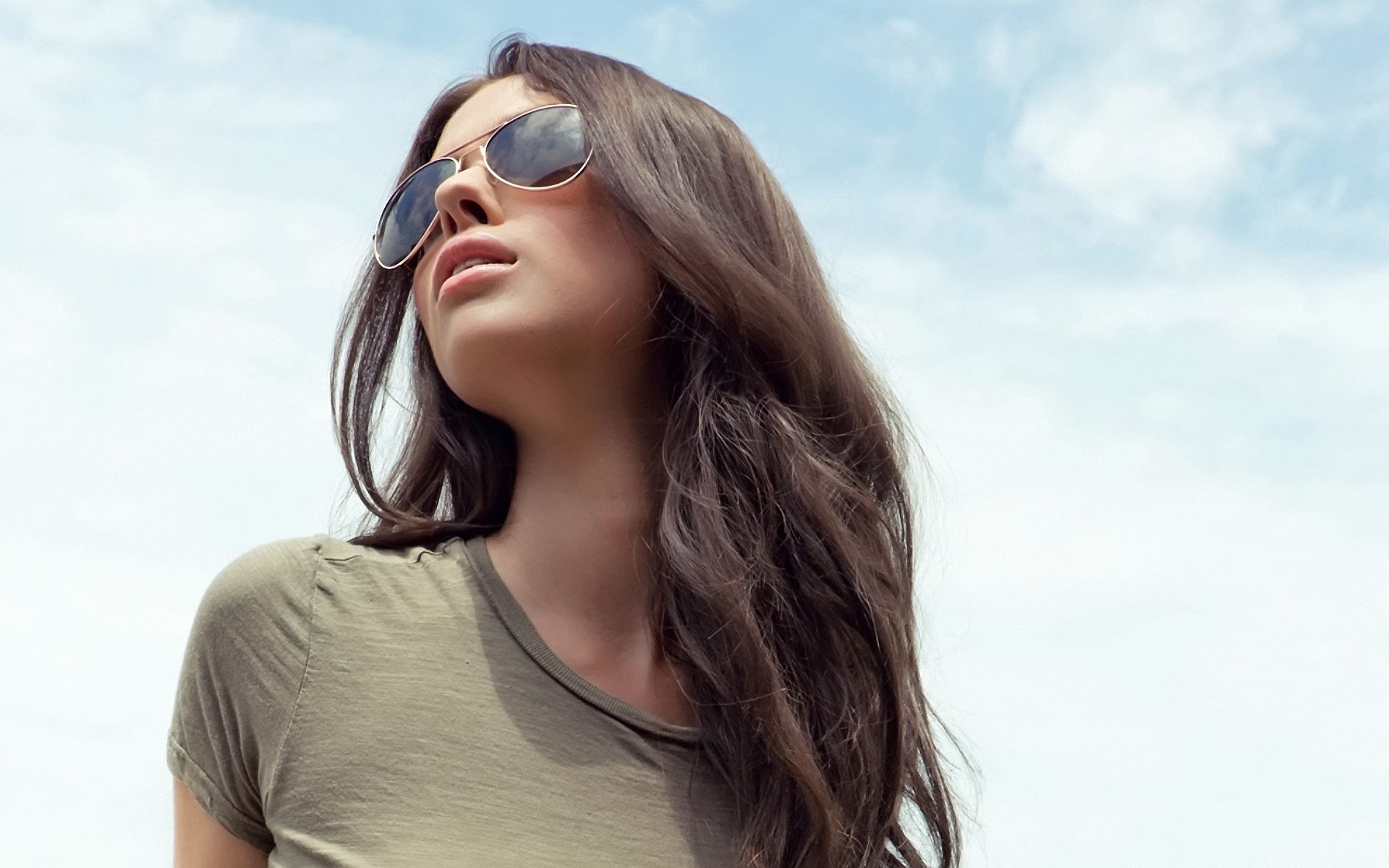 Woman wearing sunglasses and a t-shirt HD Wallpaper