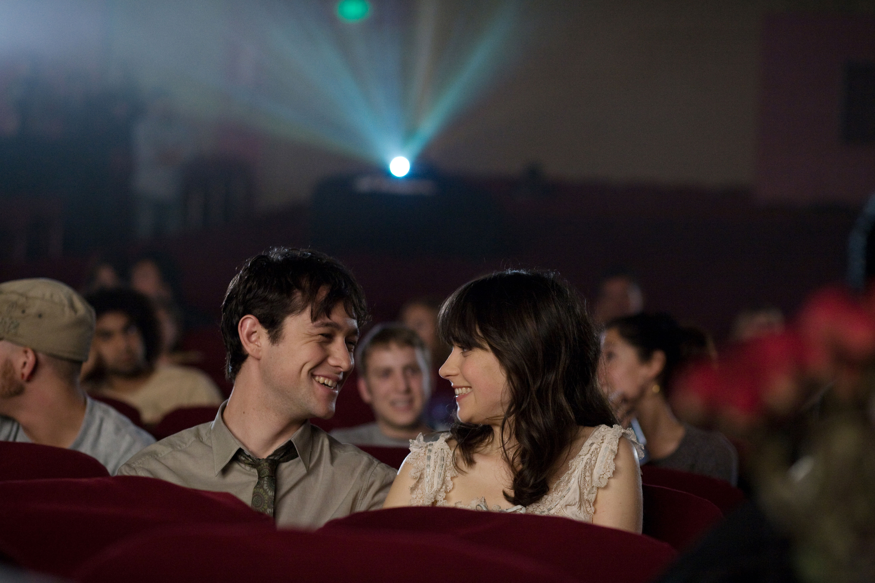 Joseph Gordon-Levitt and Zooey Deschanel in a movie theater HD Wallpaper