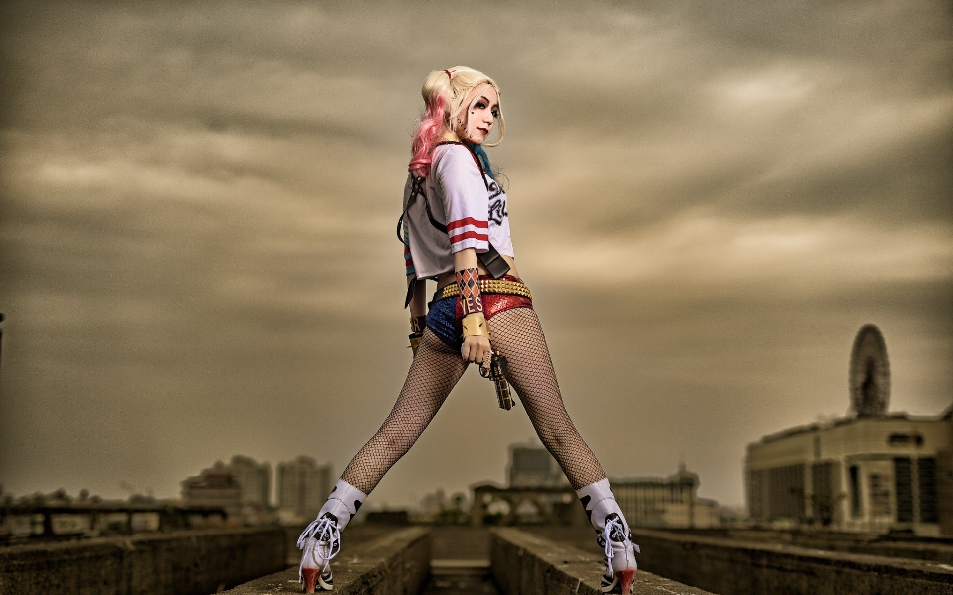 Harley Quinn from DC Comics with guns HD Wallpaper