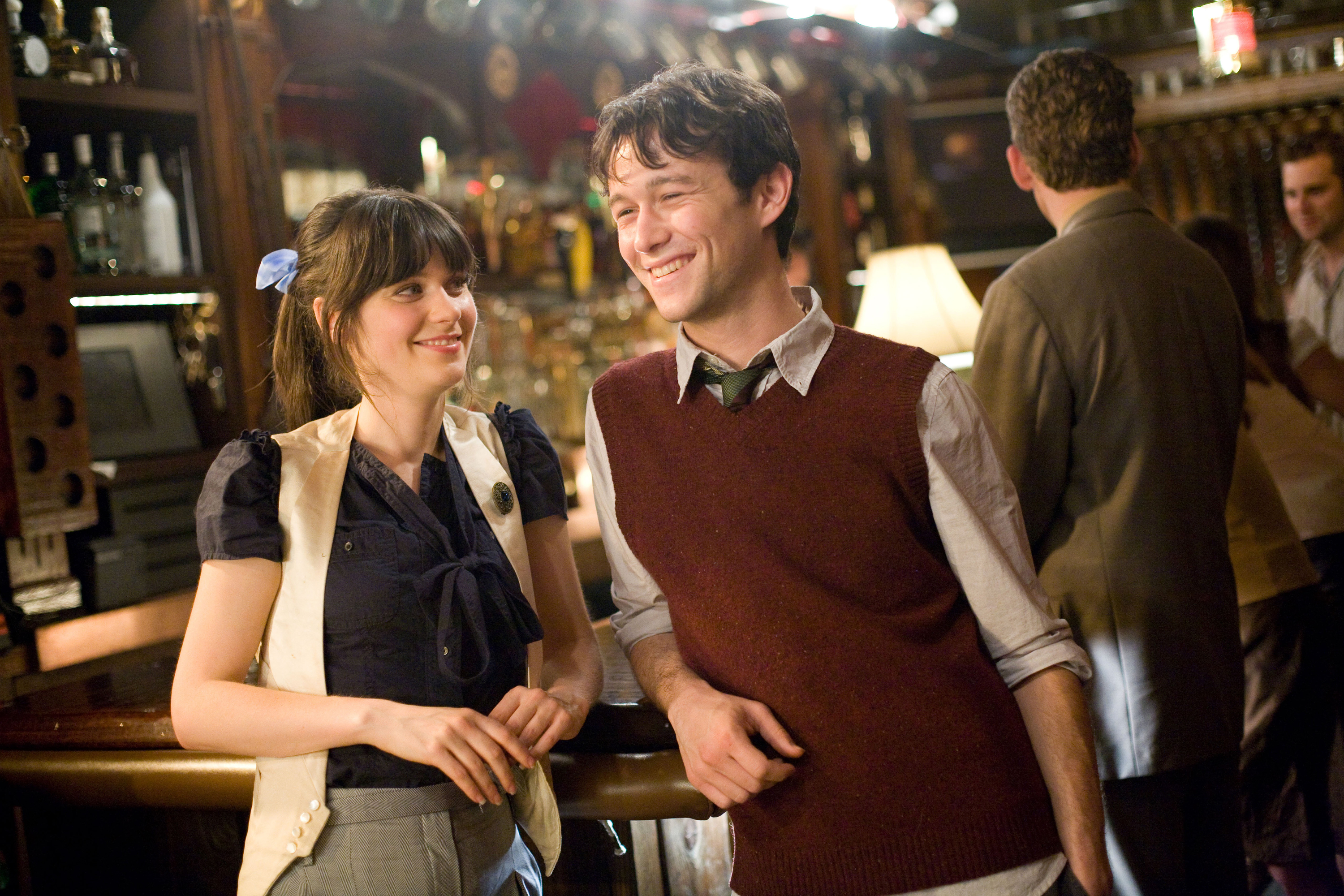 Joseph Gordon-Levitt and Zooey Deschanel in a bar HD Wallpaper