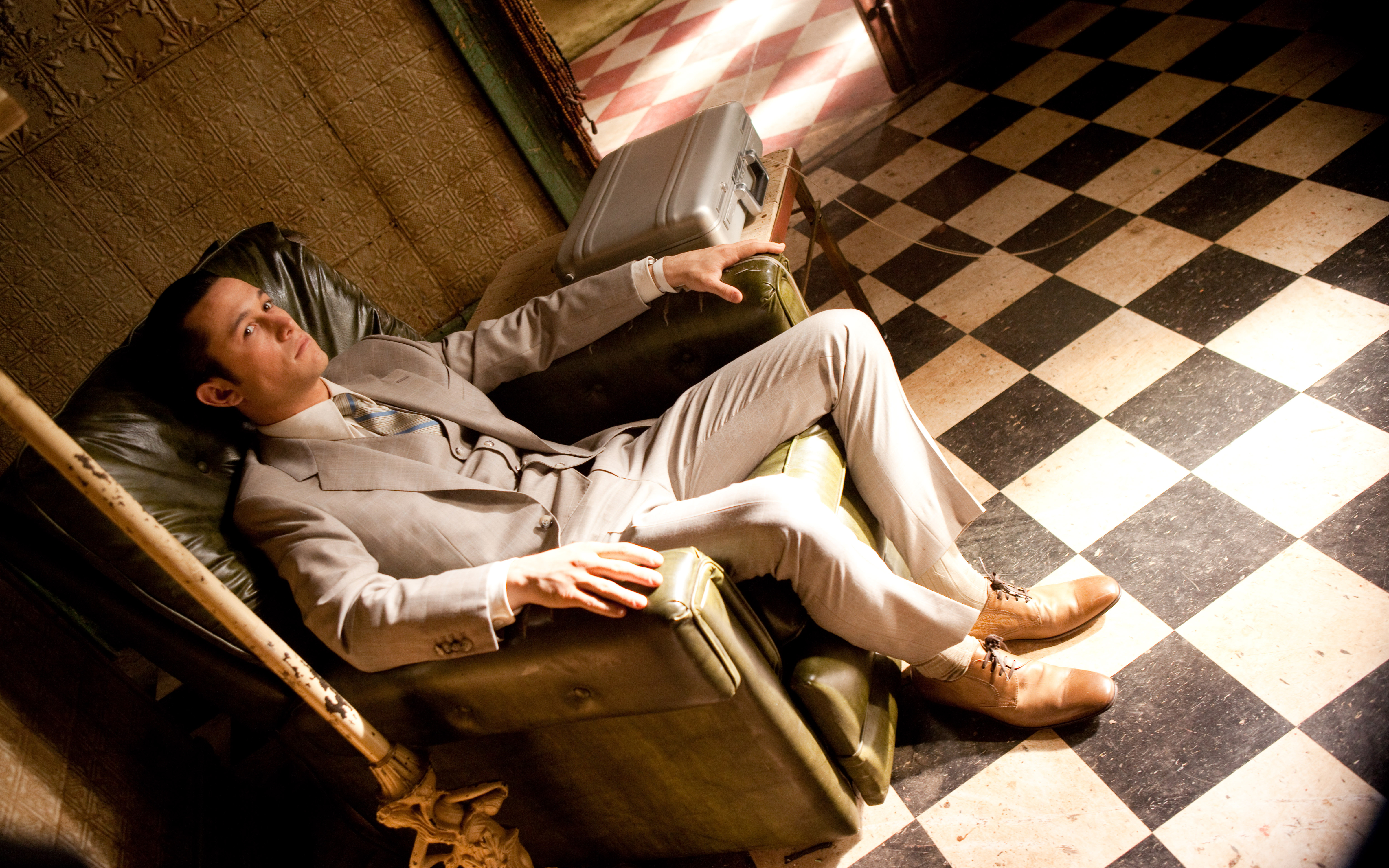 Joseph Gordon-Levitt in a Suit HD Wallpaper
