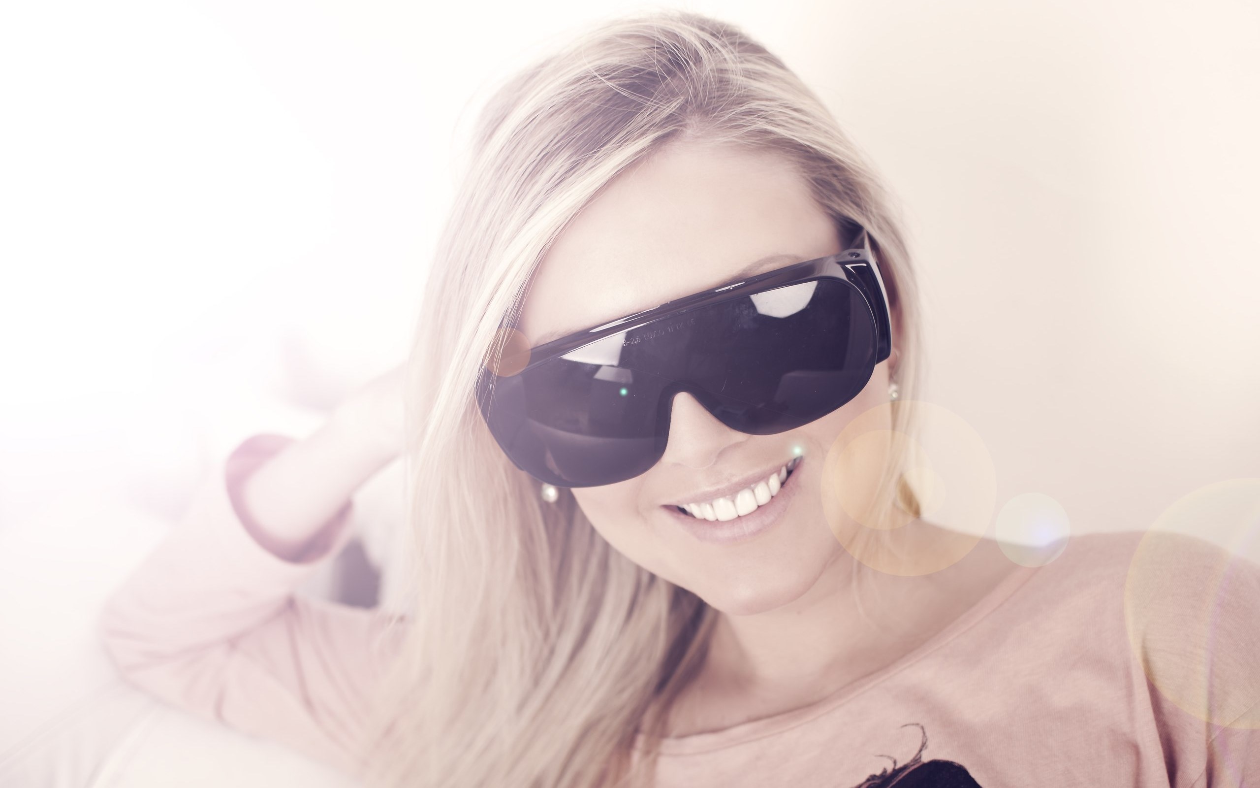 Woman wearing large black sunglasses HD Wallpaper