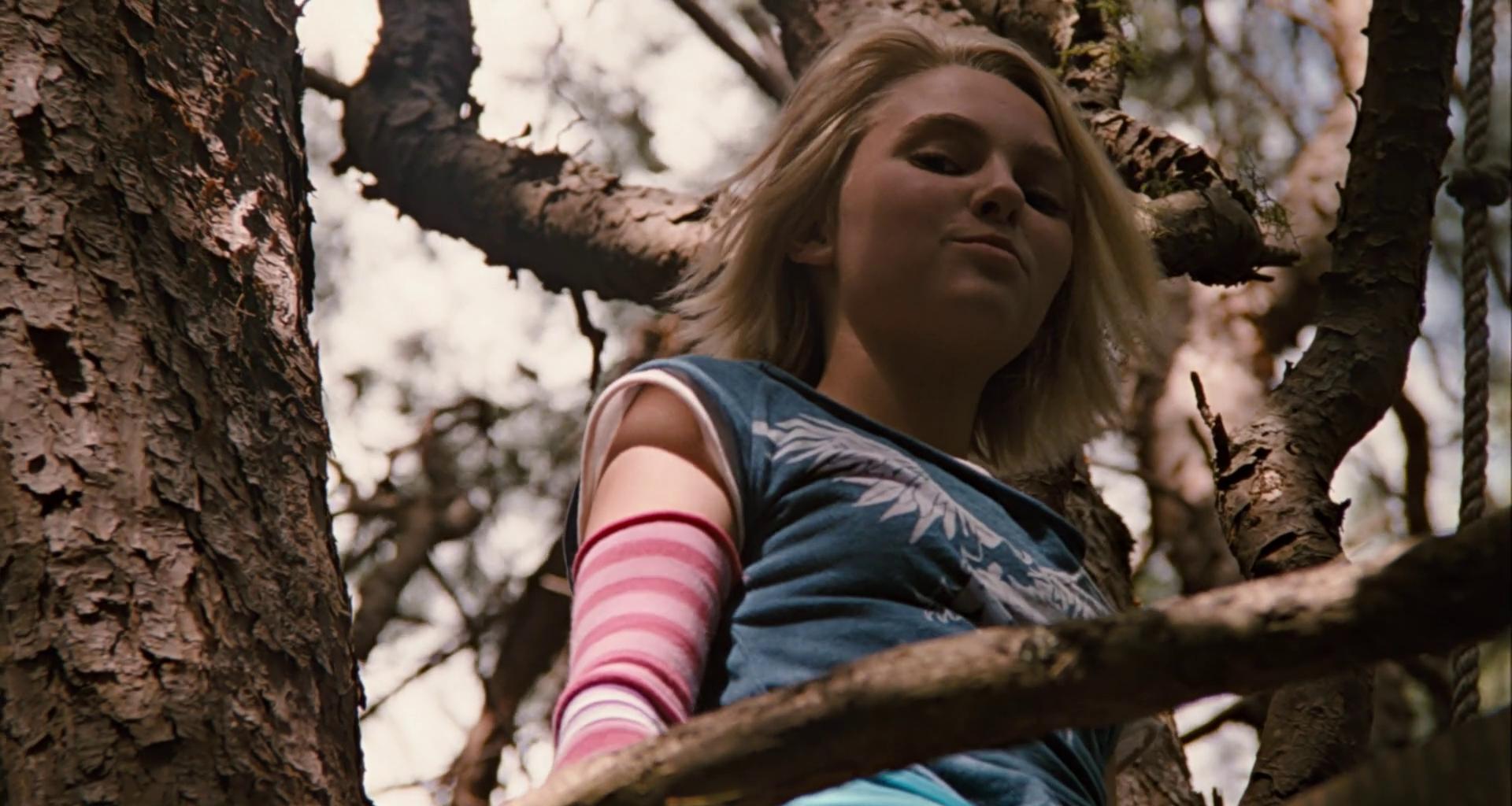 AnnaSophia Robb in a tree HD Wallpaper