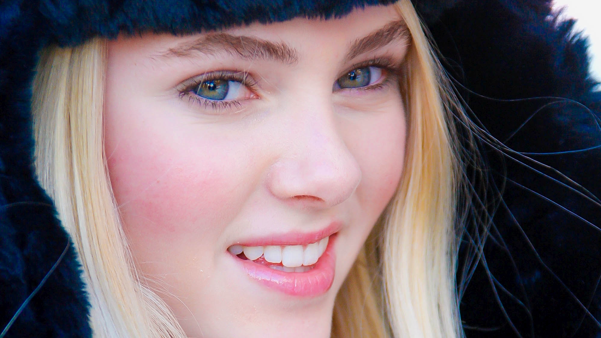 AnnaSophia Robb in a fur-lined hood HD Wallpaper