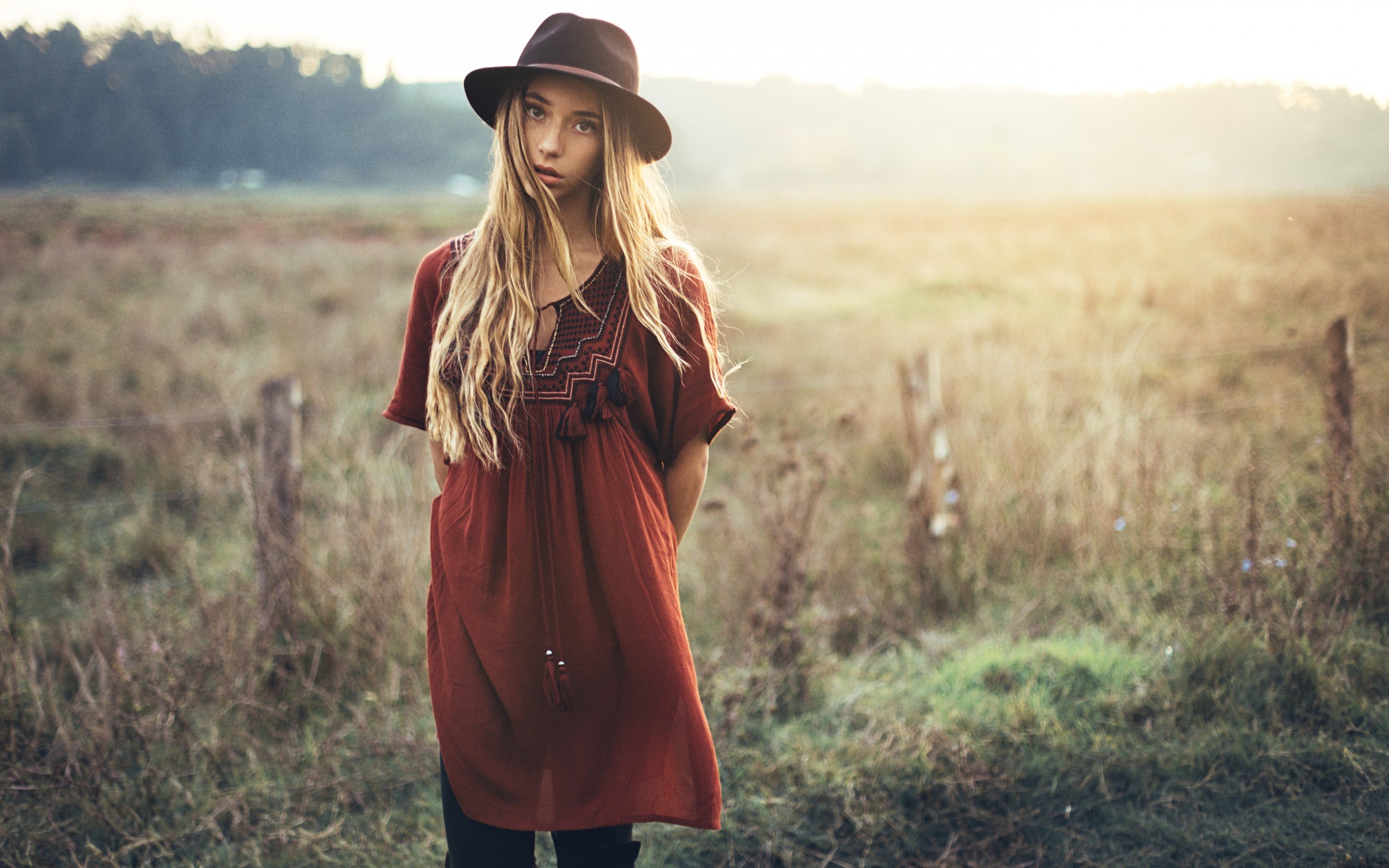 Woman in hat and dress in a field HD Wallpaper
