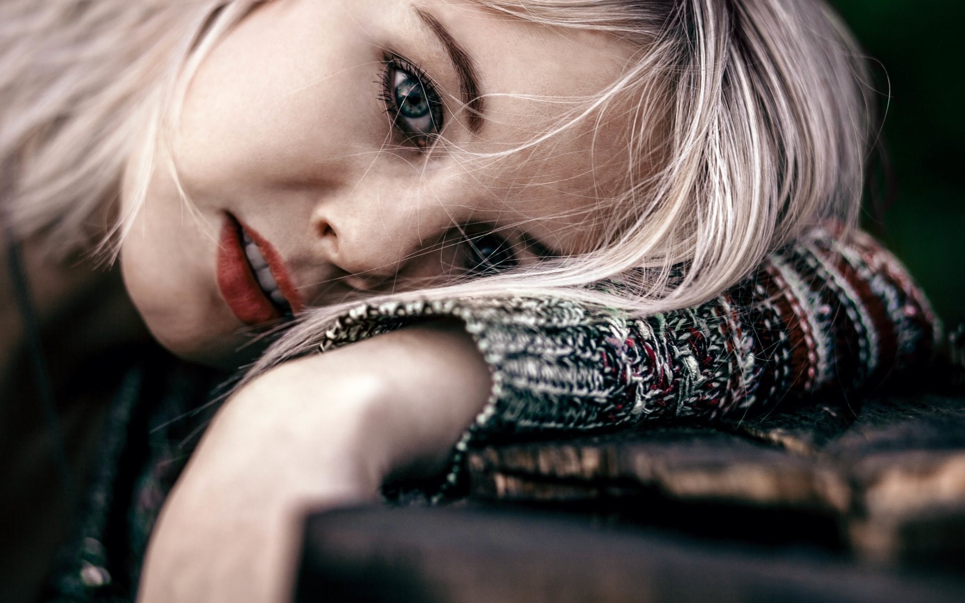 Woman with blonde hair resting her head HD Wallpaper