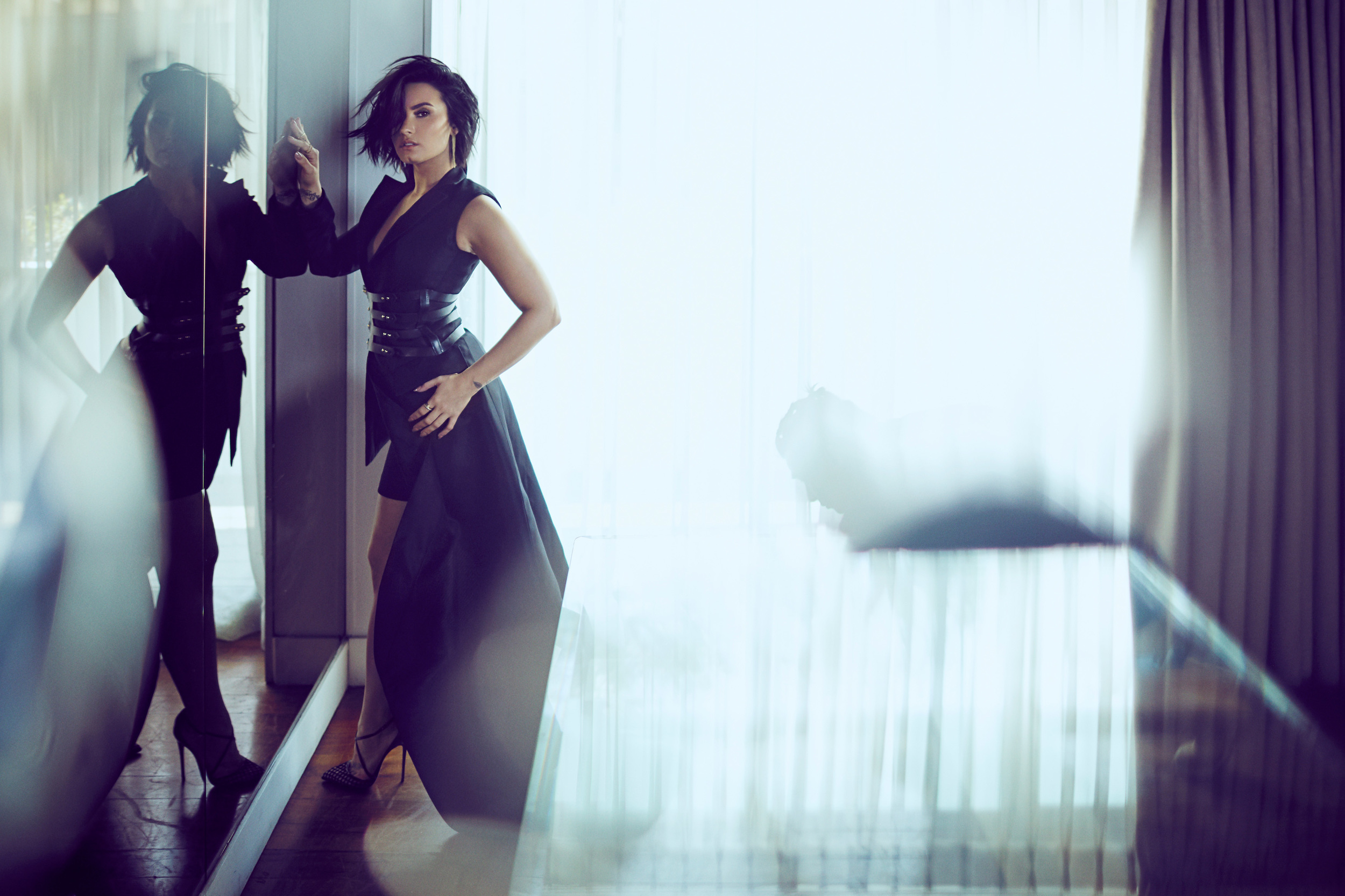 Demi Lovato in black dress with corset HD Wallpaper
