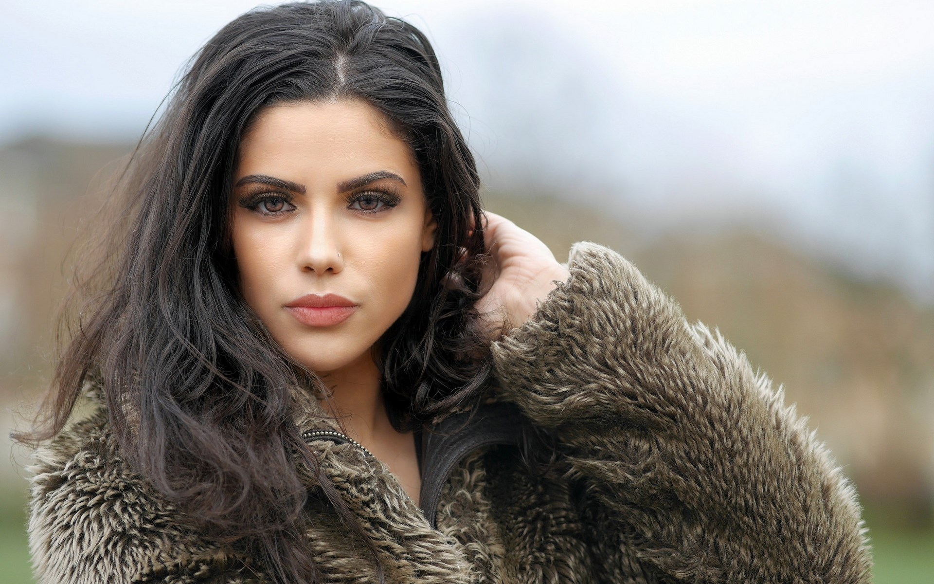 Woman in a furry coat outdoors HD Wallpaper
