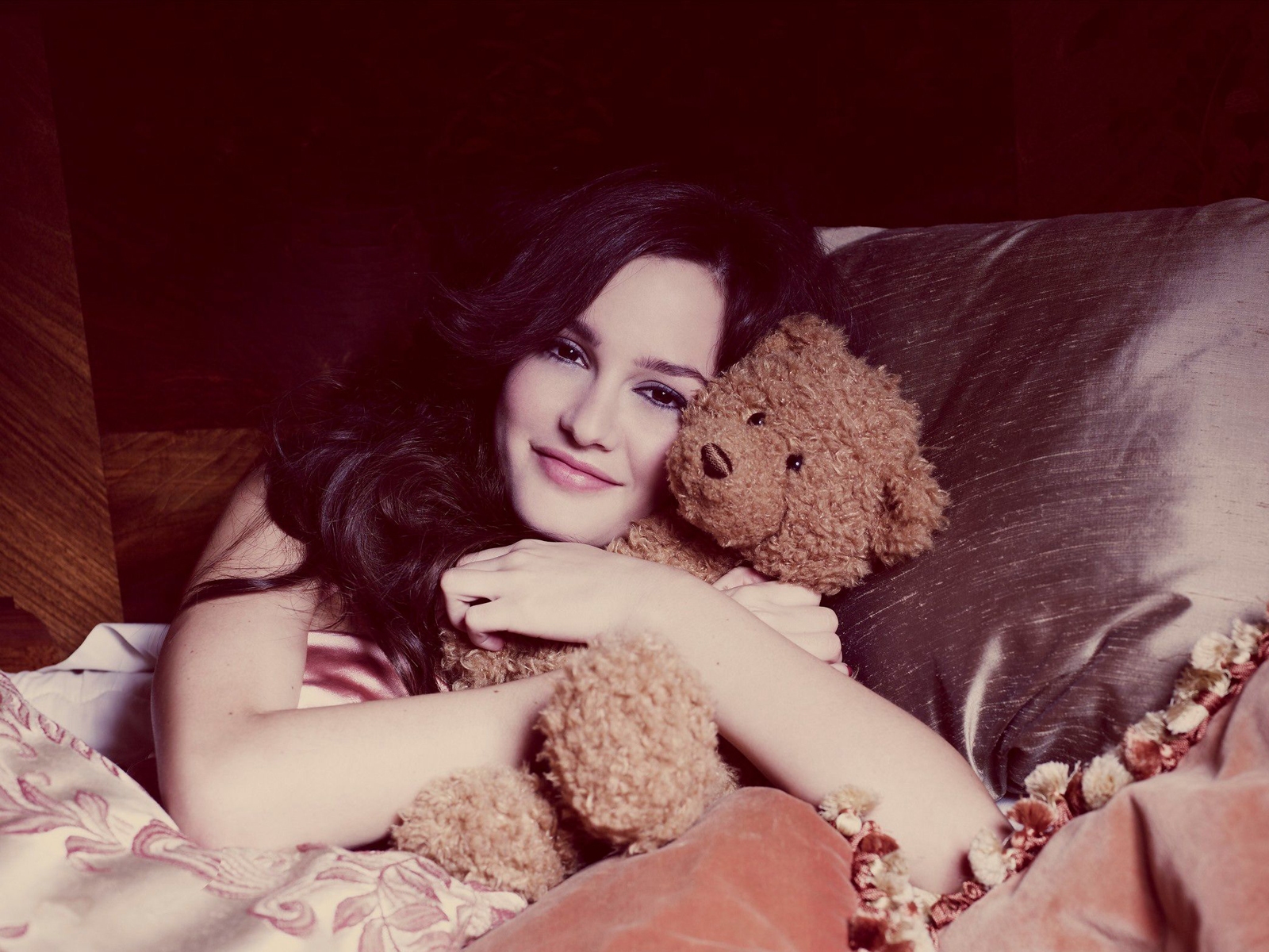 Leighton Meester with a teddy bear HD Wallpaper