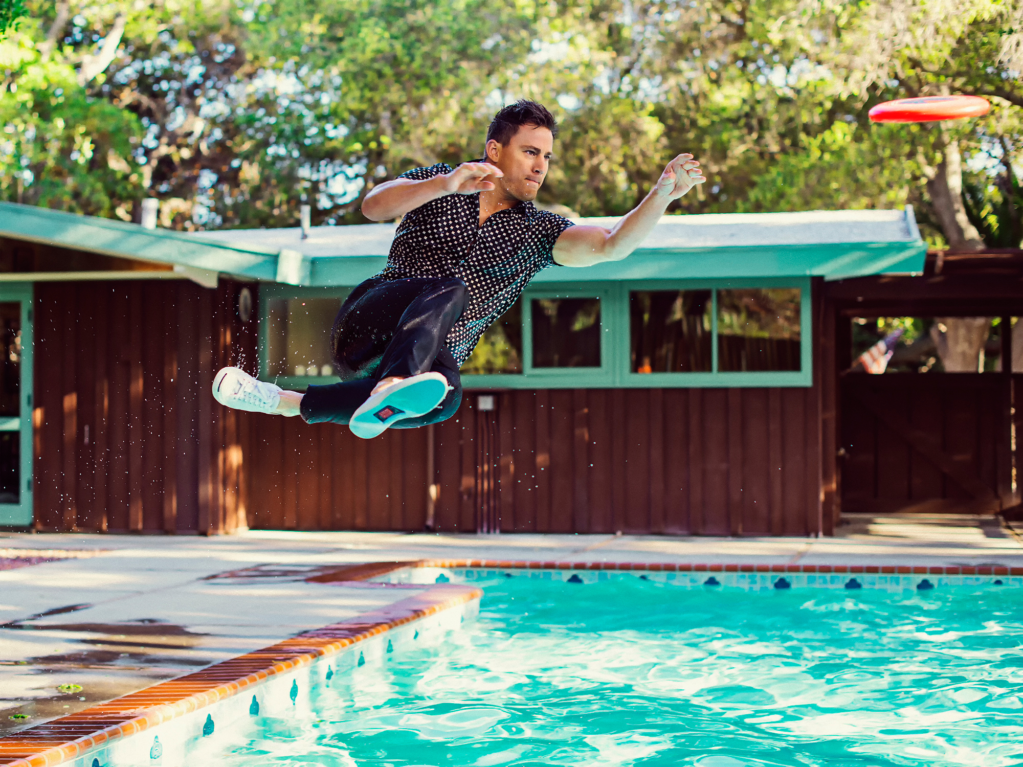 Channing Tatum jumping over a pool with a frisbee HD Wallpaper