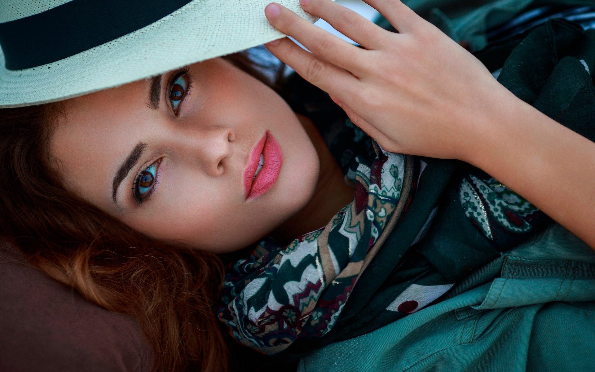 Woman in hat and scarf HD Wallpaper
