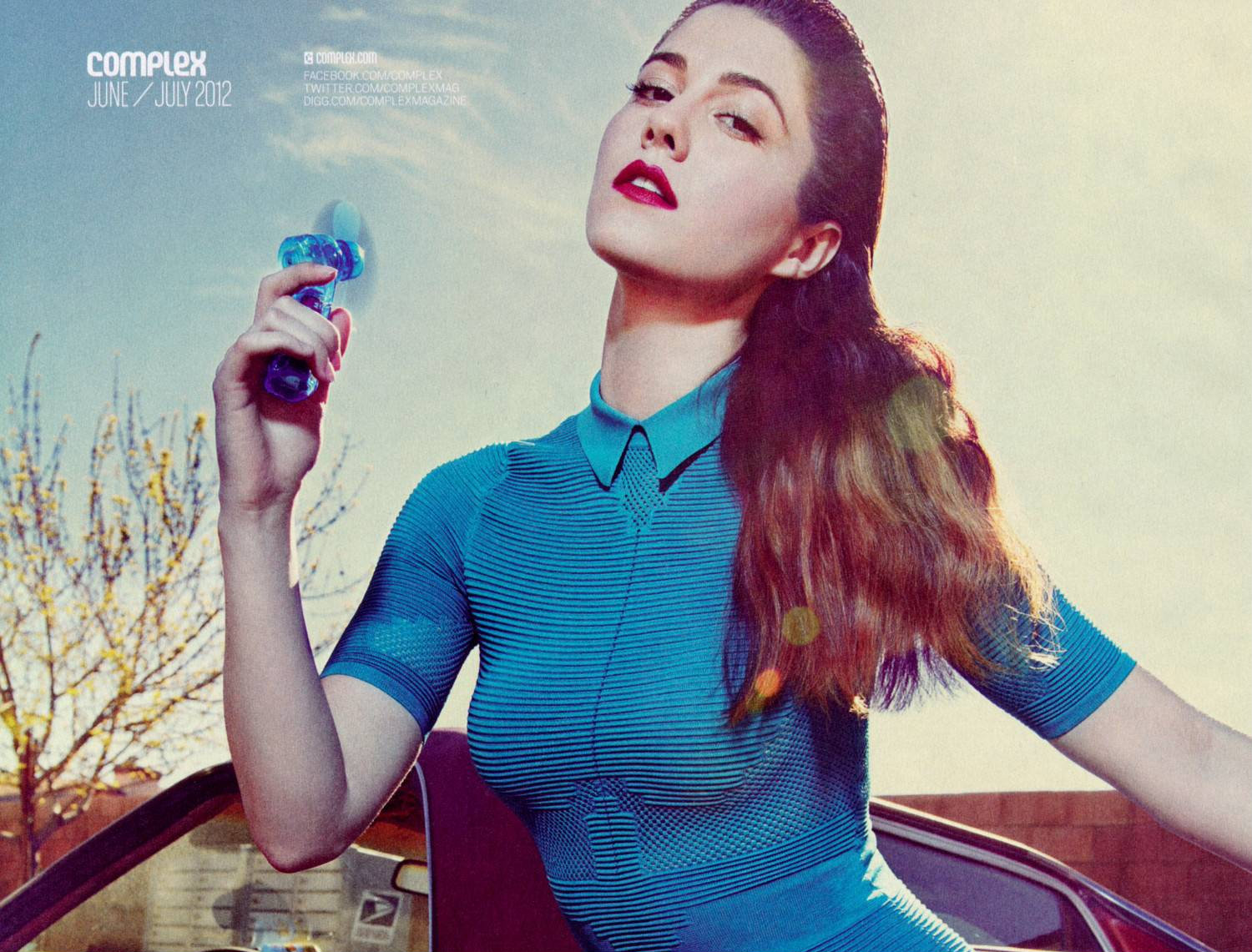 Mary Elizabeth Winstead holding a fan HD Wallpaper