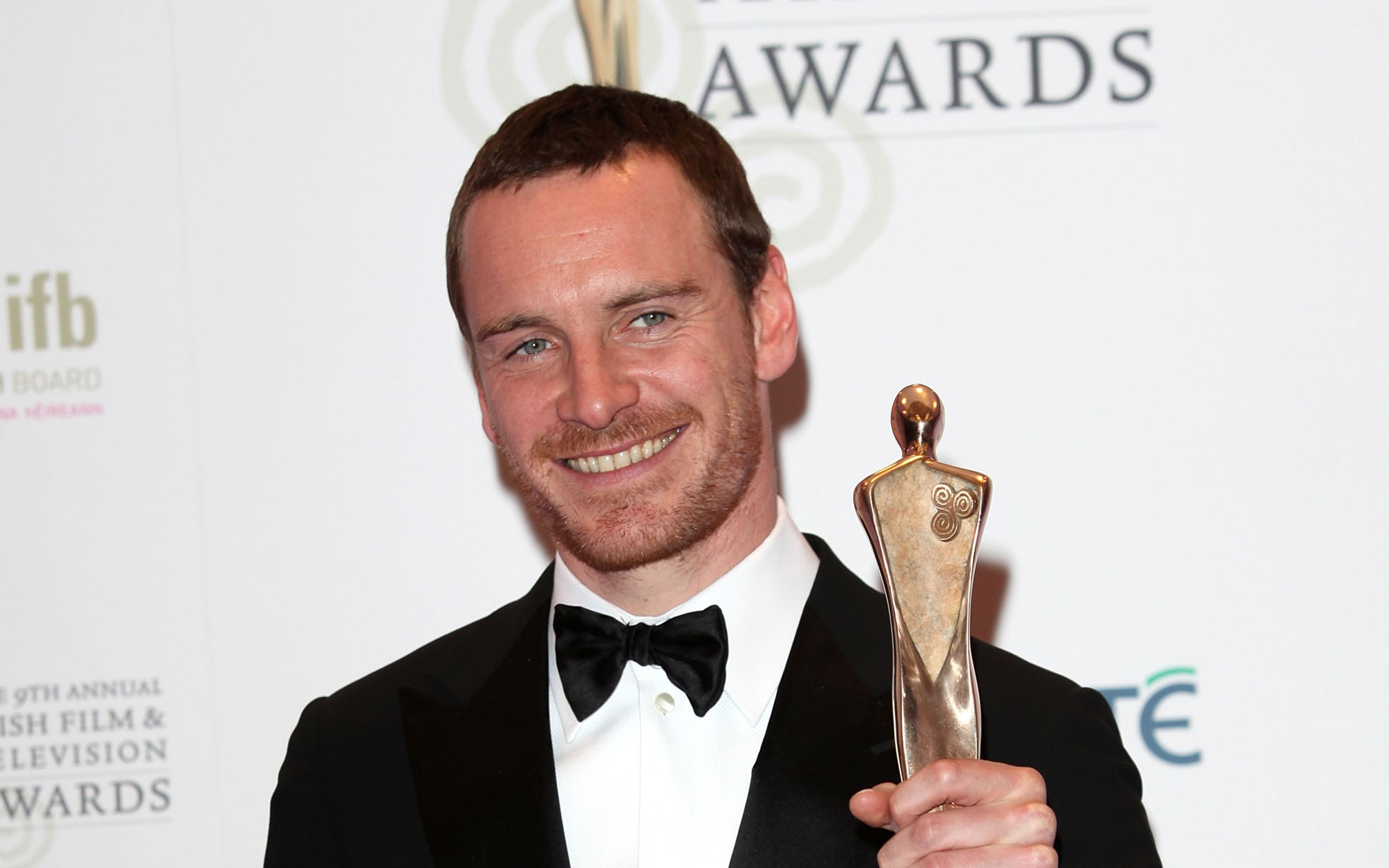 Michael Fassbender holding an award HD Wallpaper