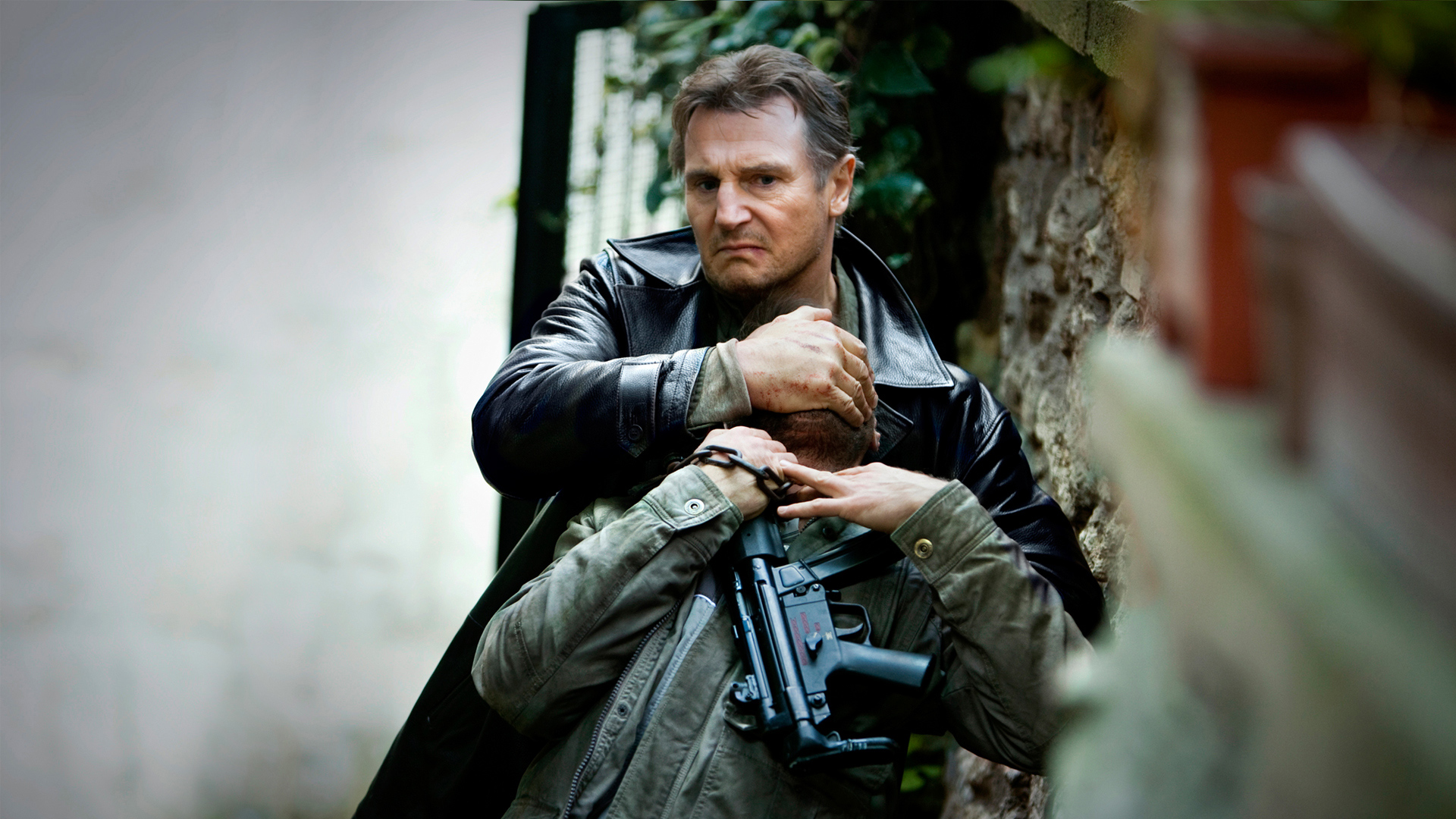 Liam Neeson in a confrontation HD Wallpaper