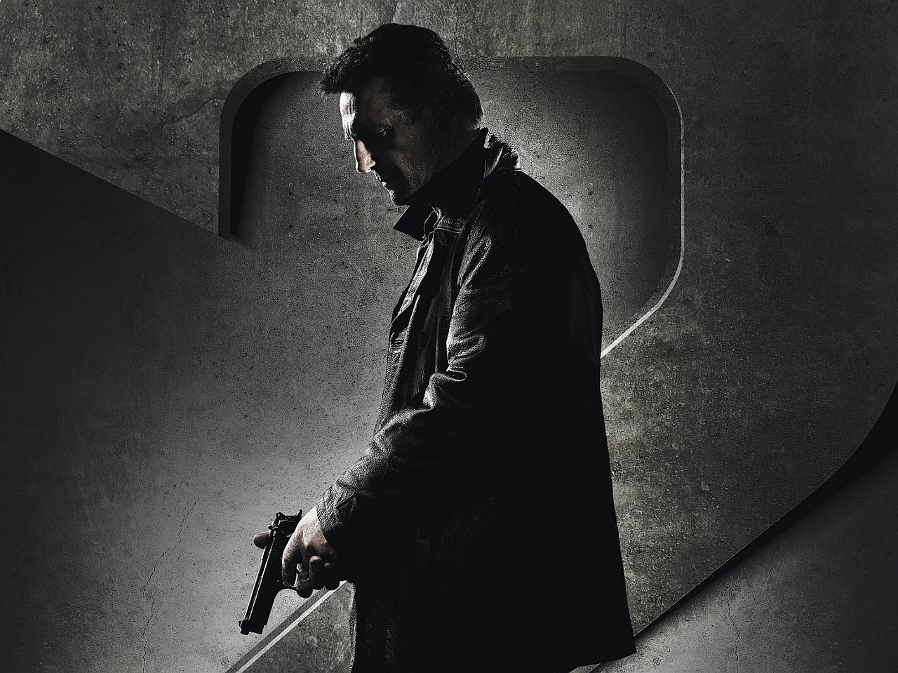 Liam Neeson holding a gun HD Wallpaper