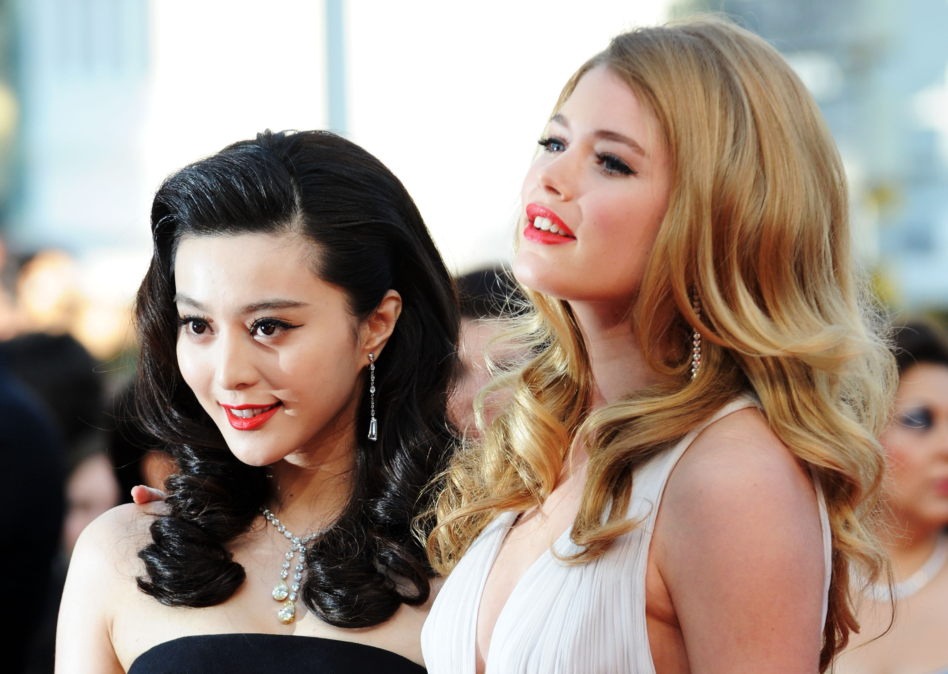 Fan Bingbing and Doutzen Kroes on Red Carpet HD Wallpaper