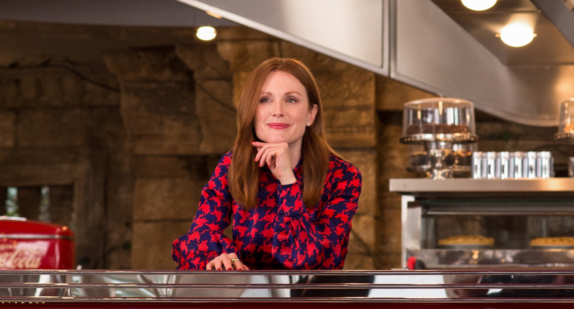 Julianne Moore in a diner HD Wallpaper