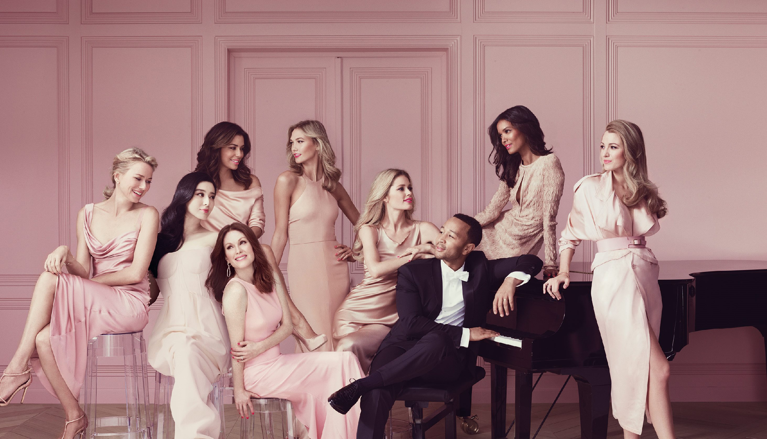 Julianne Moore and other women with John Legend HD Wallpaper