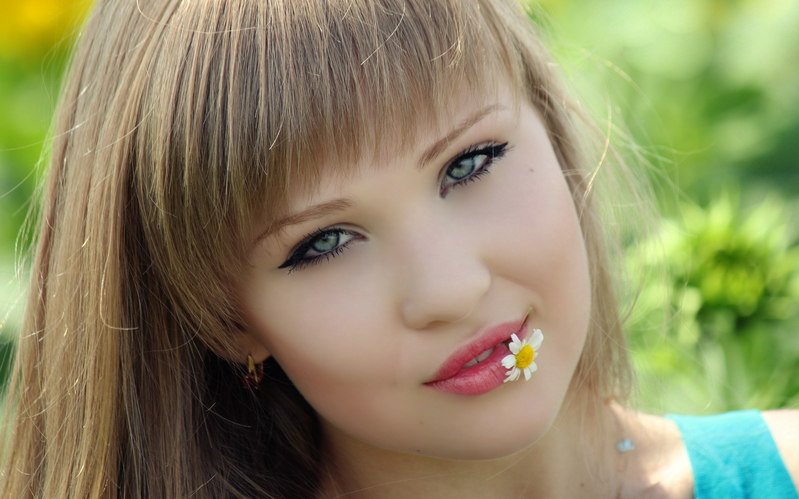 Young woman with a daisy in her mouth HD Wallpaper