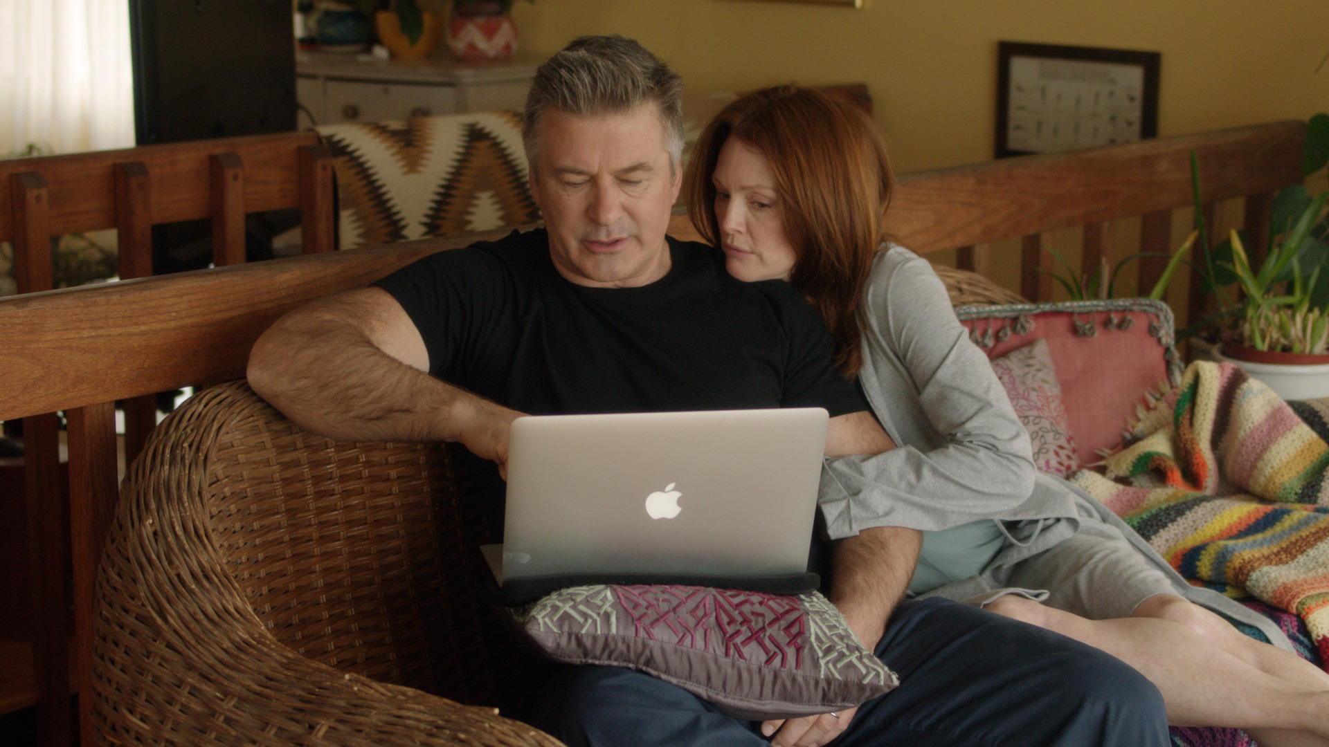 Julianne Moore and Alec Baldwin on a laptop HD Wallpaper