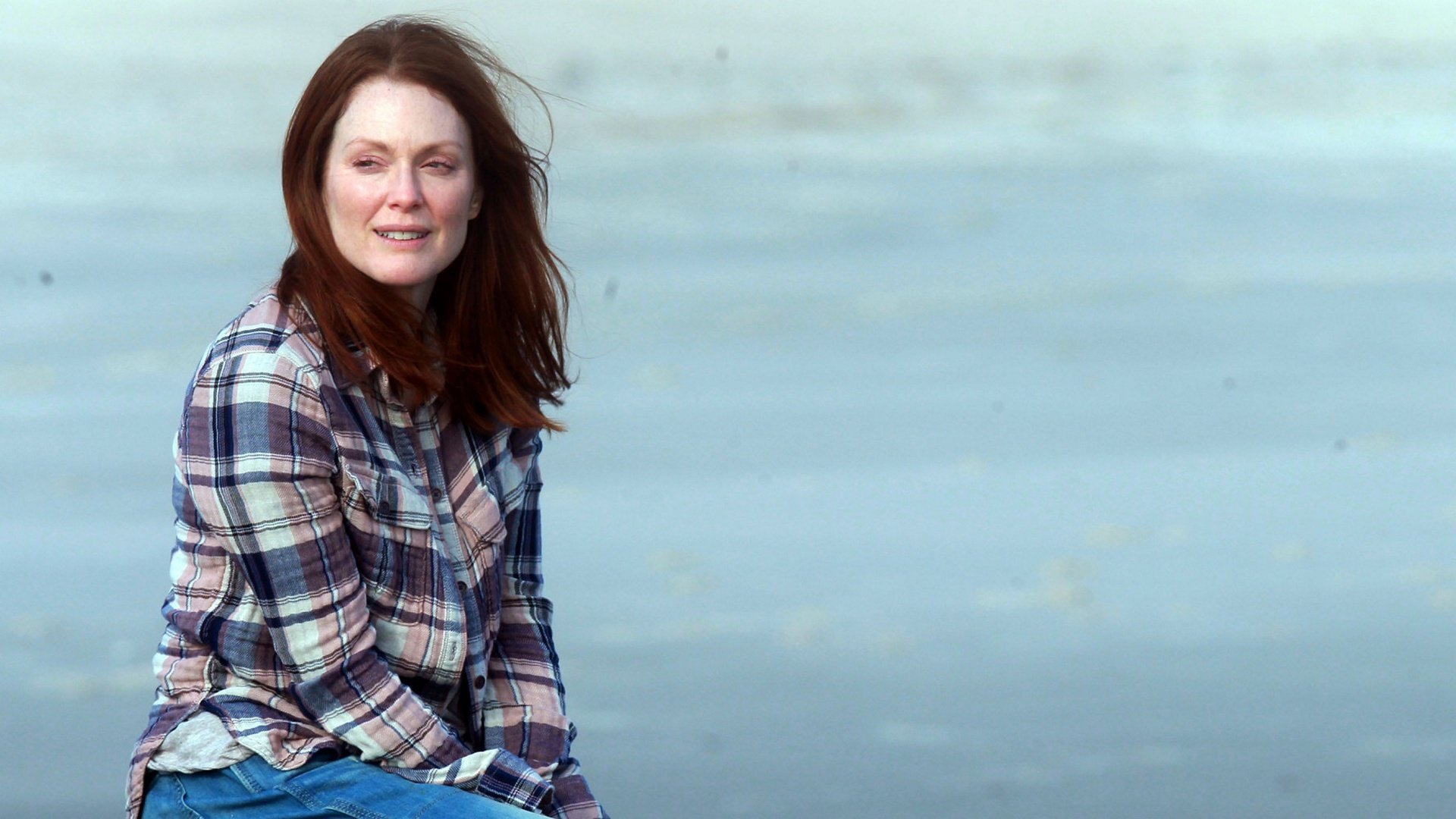 Julianne Moore sitting by the water HD Wallpaper