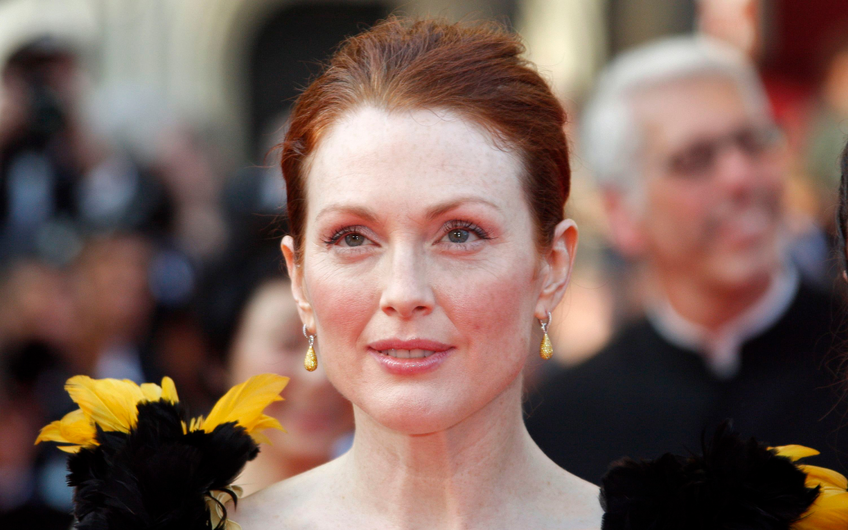 Julianne Moore at an event HD Wallpaper