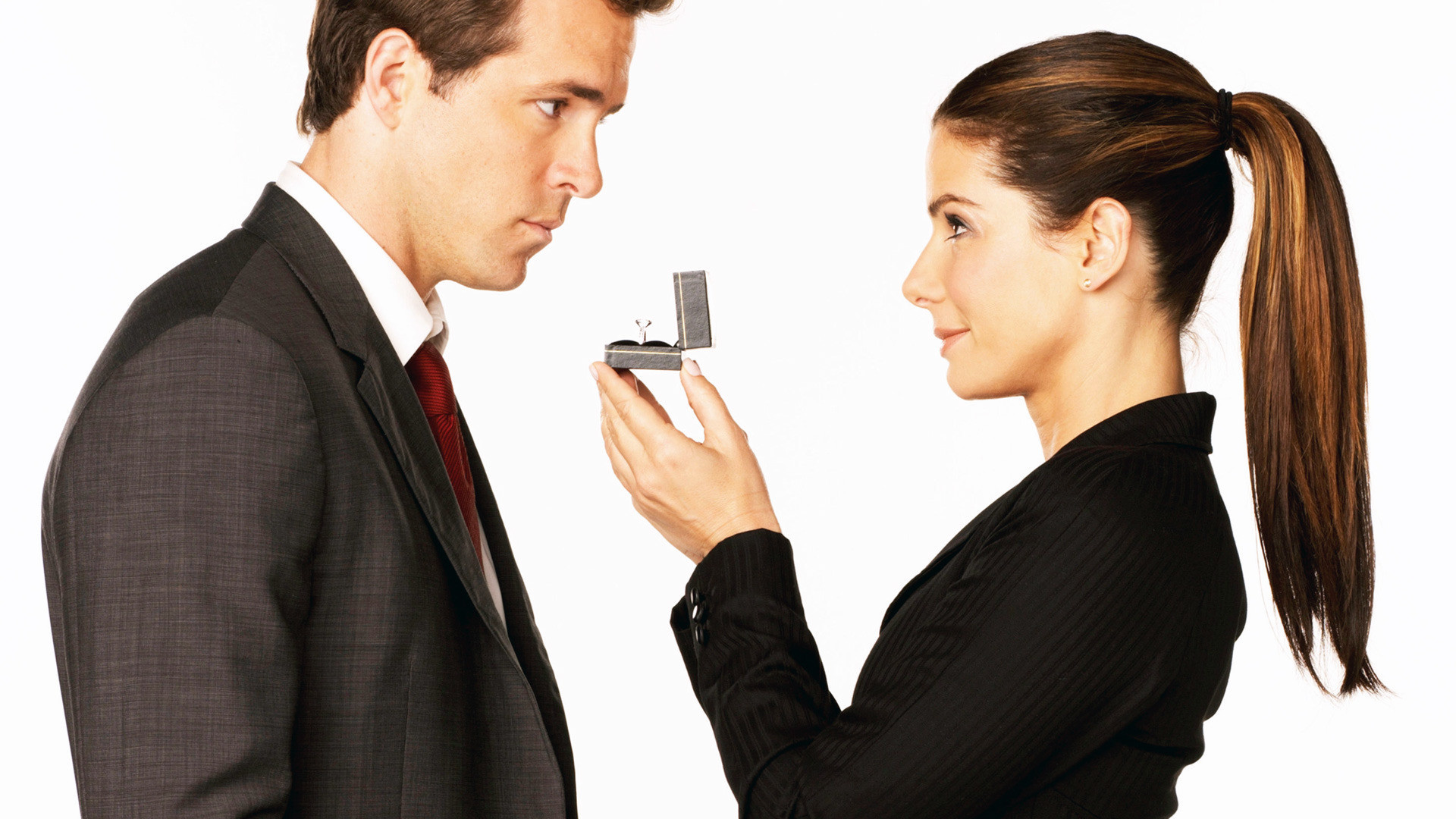 Sandra Bullock and Ryan Reynolds with engagement ring HD Wallpaper