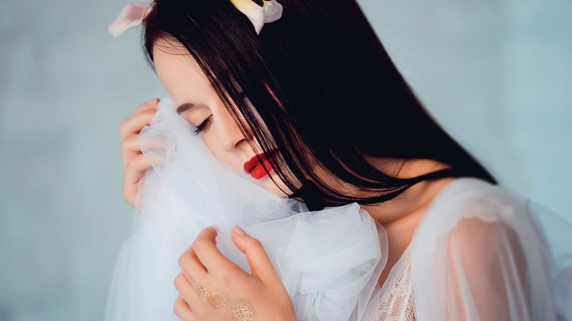 Woman with flowers and white fabric HD Wallpaper
