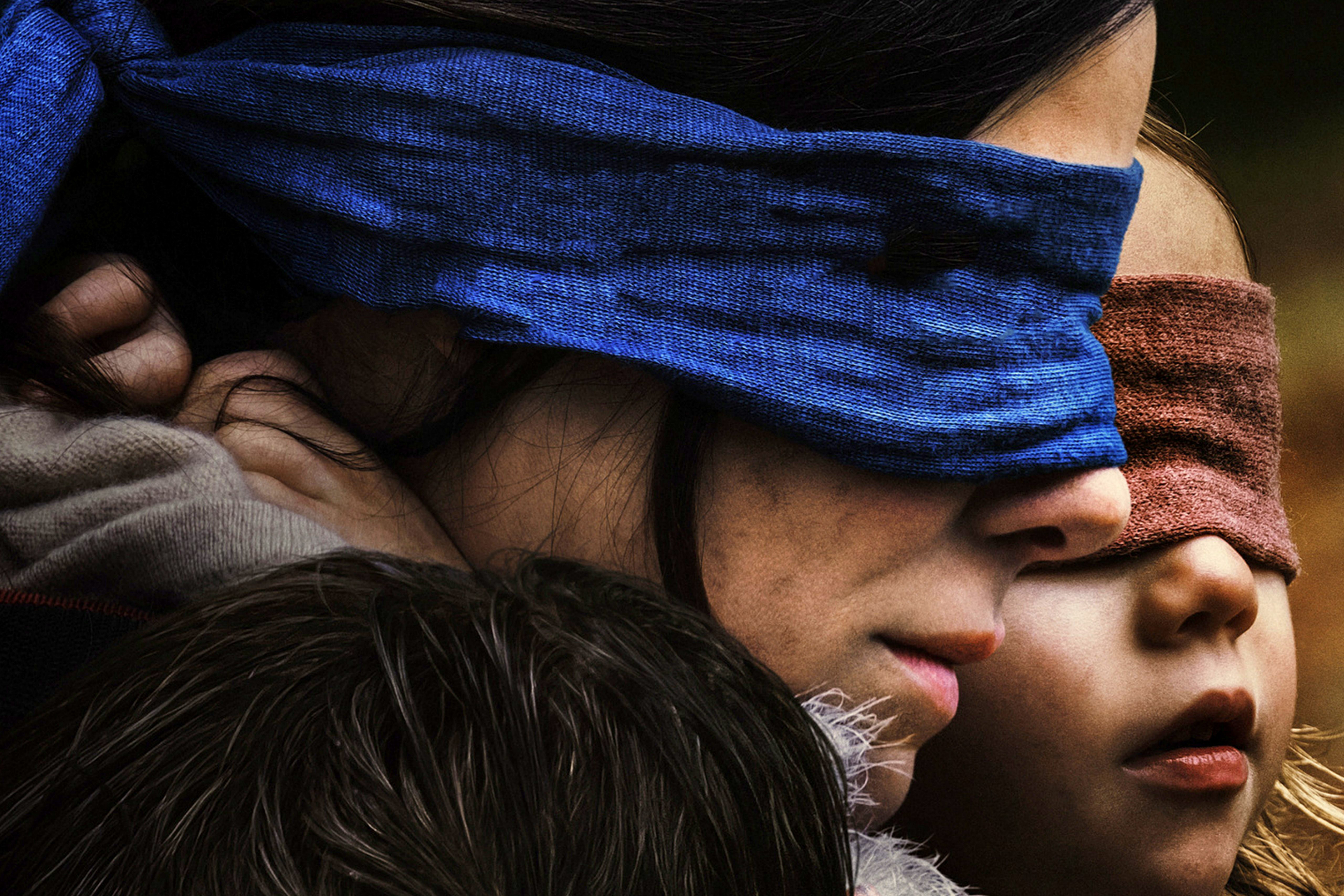 Sandra Bullock and child blindfolded HD Wallpaper