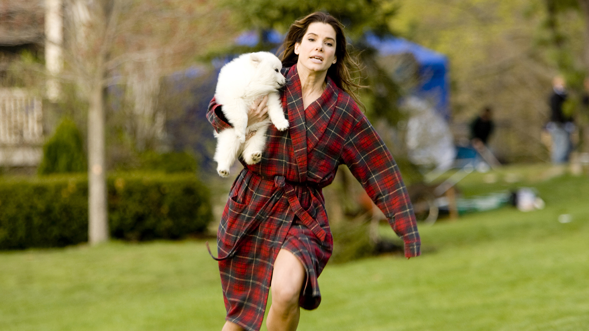 Sandra Bullock running with a puppy HD Wallpaper
