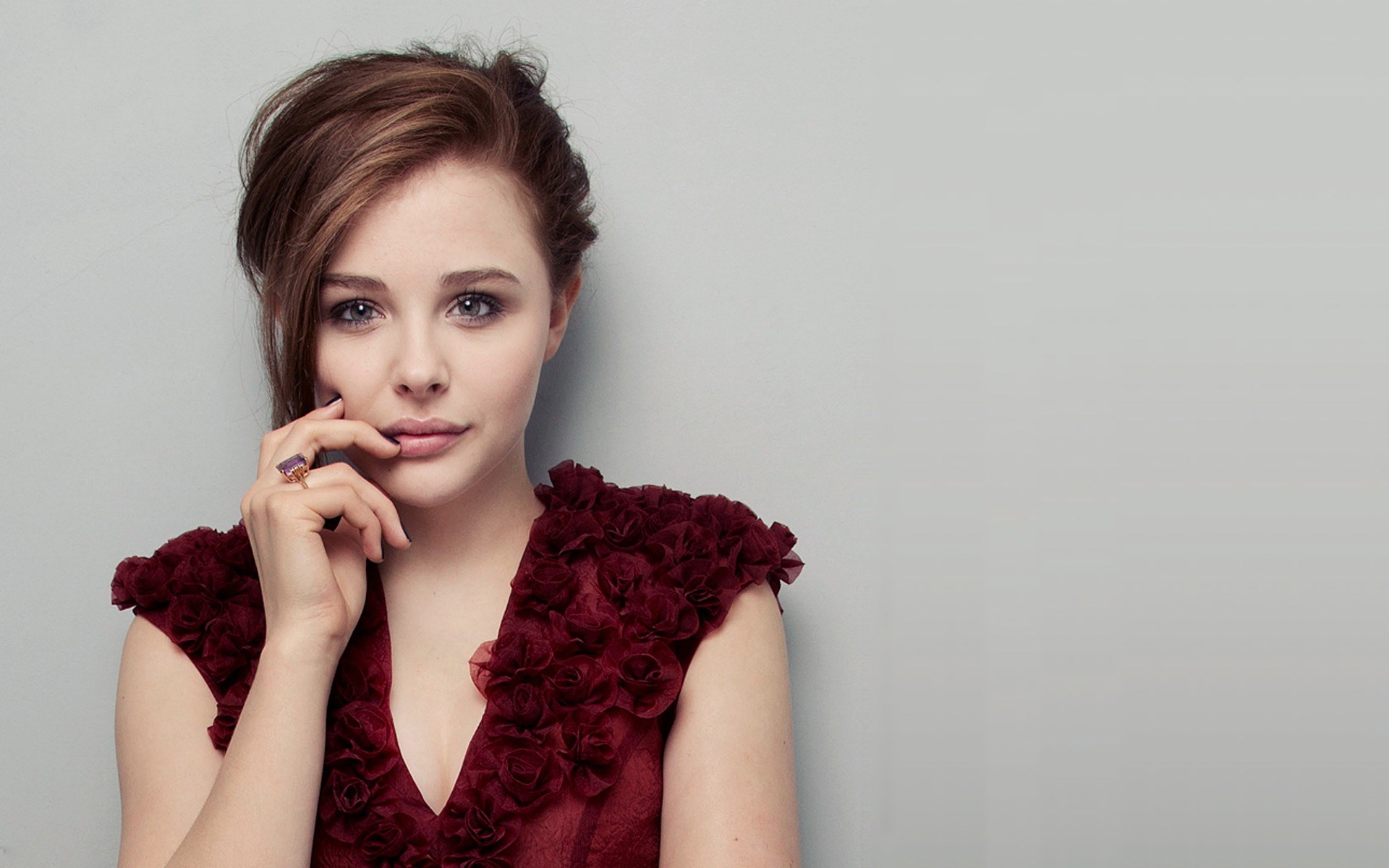 Chloe Grace Moretz in a red dress HD Wallpaper