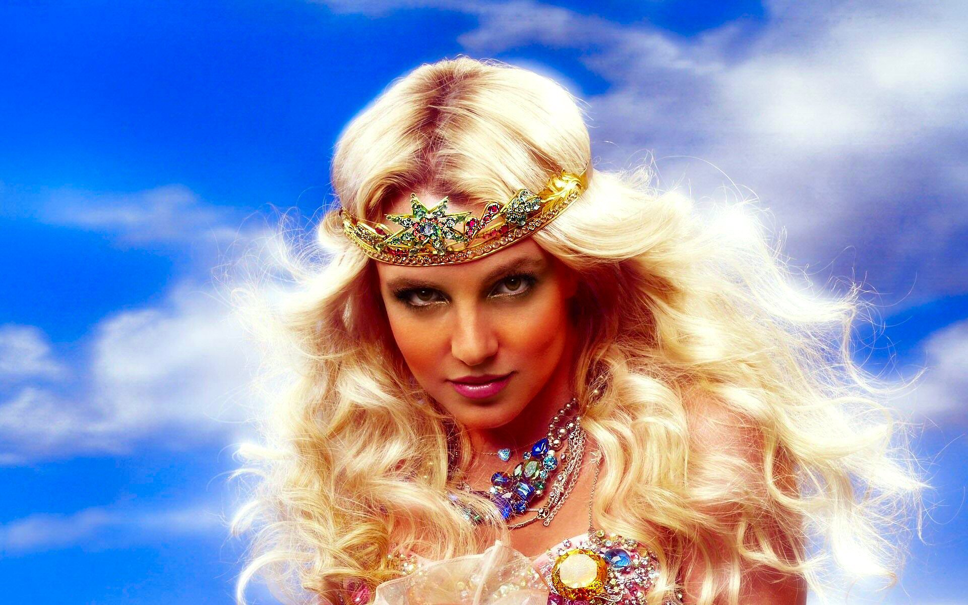 Britney Spears wearing a crown and jewelry HD Wallpaper