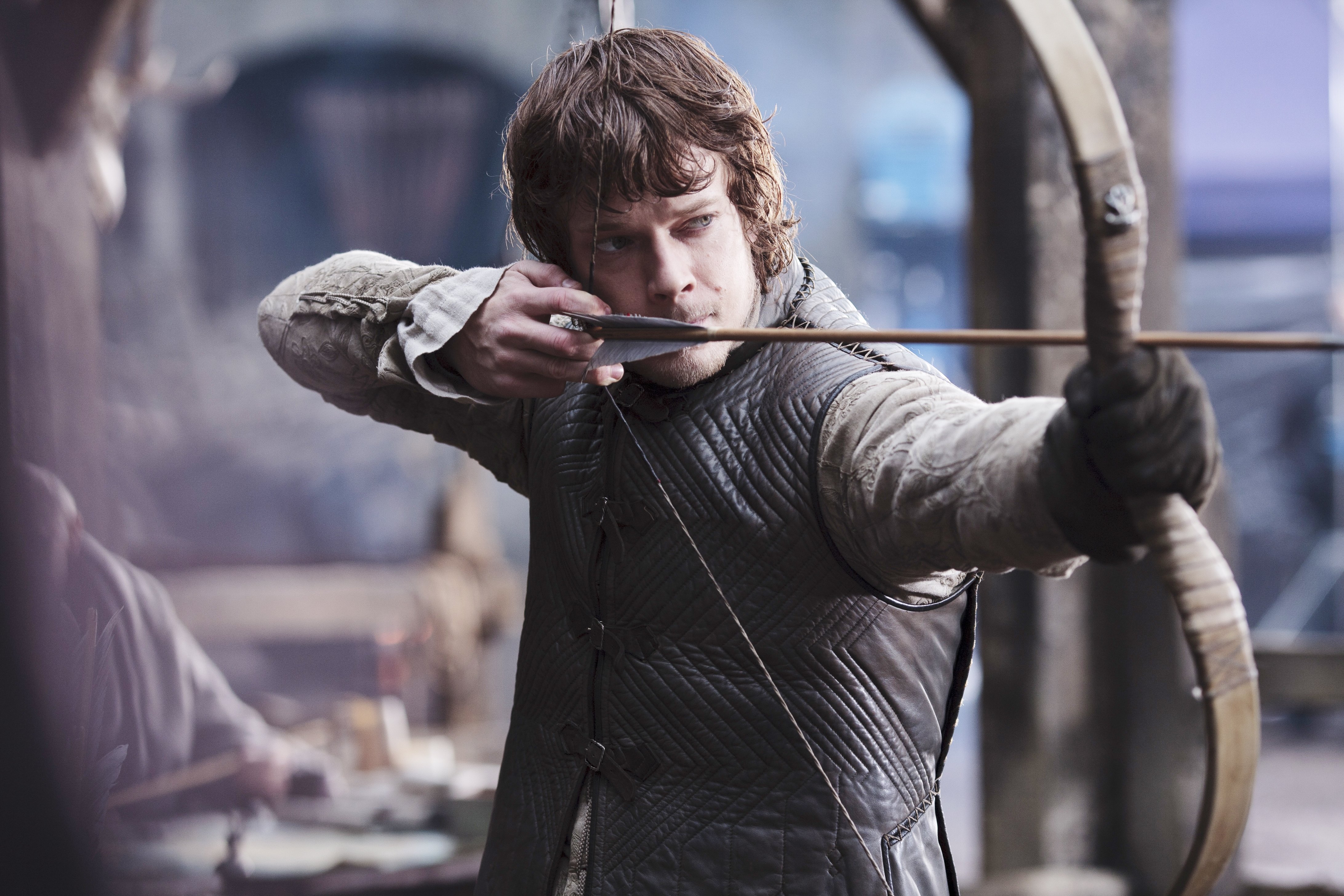 Theon Greyjoy from Game of Thrones aiming a bow HD Wallpaper