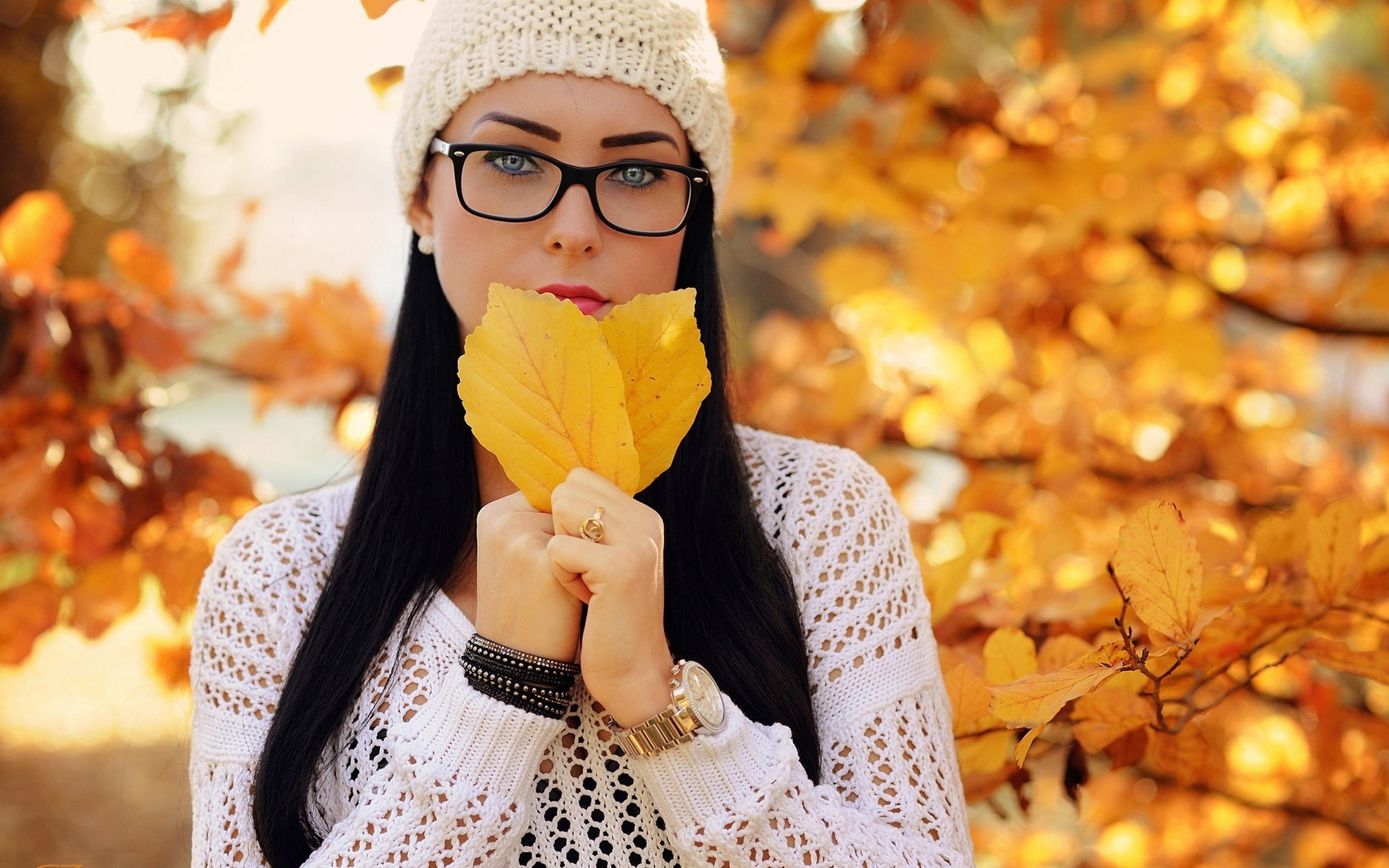 Woman in white hat and glasses holding autumn leaves HD Wallpaper