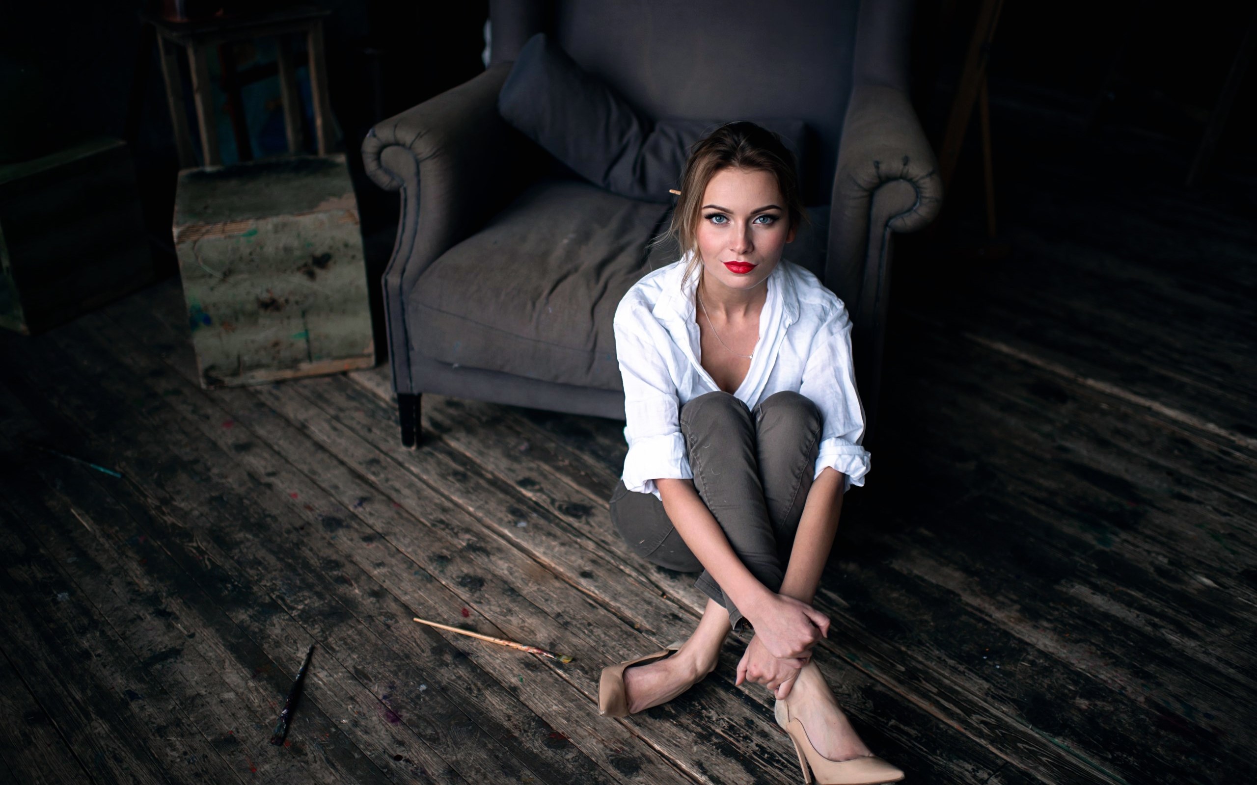 Woman in white shirt sitting on floor HD Wallpaper